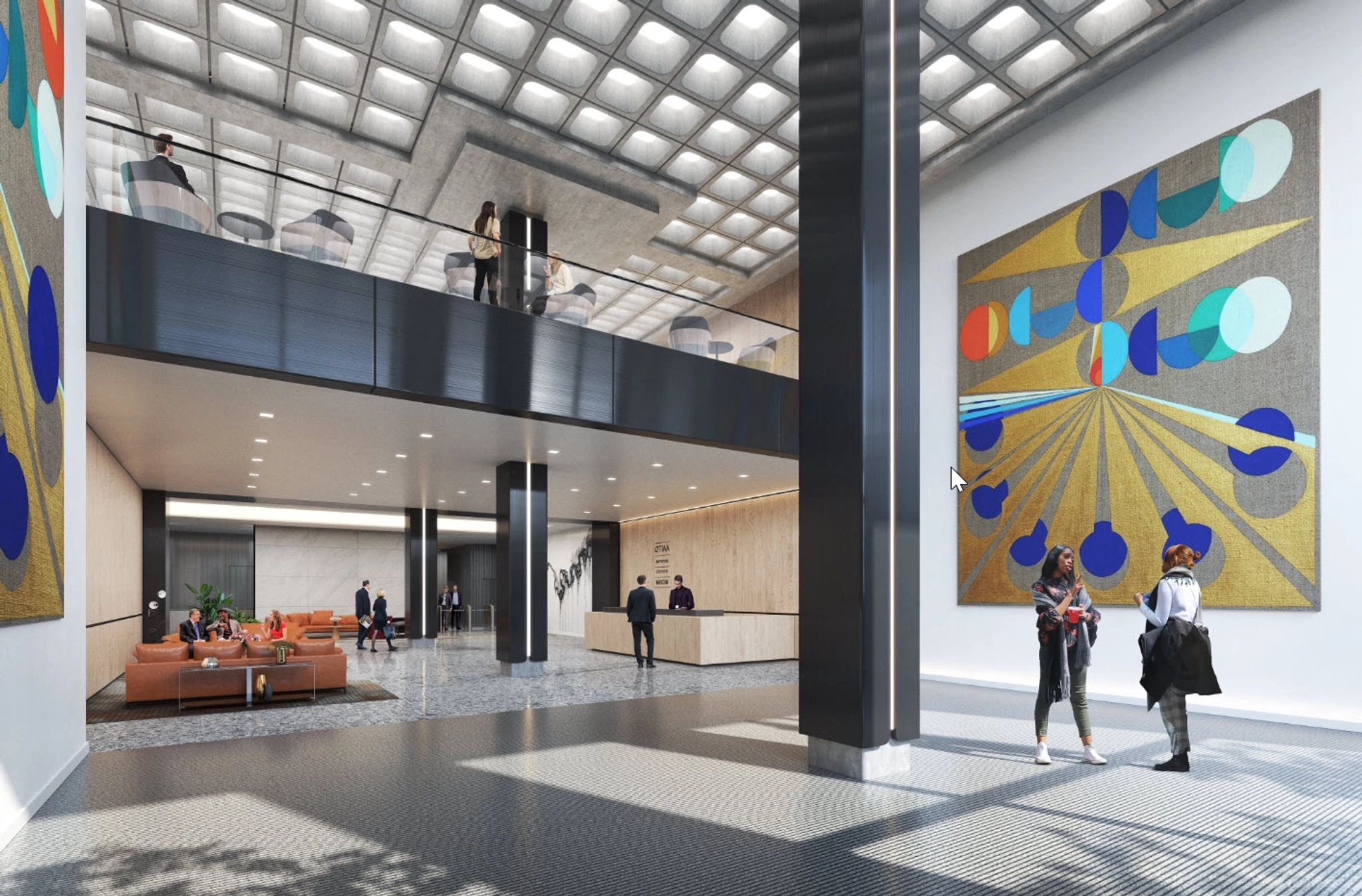 Een moderne hotellobby in New York met een plafond van twee verdiepingen, grote abstracte schilderijen, een receptie, een zithoek en gesprekken tussen gasten. Mensen bevinden zich op een balkon op de bovenste verdieping, terwijl anderen gebruik maken van de nabijgelegen coworking-ruimte.