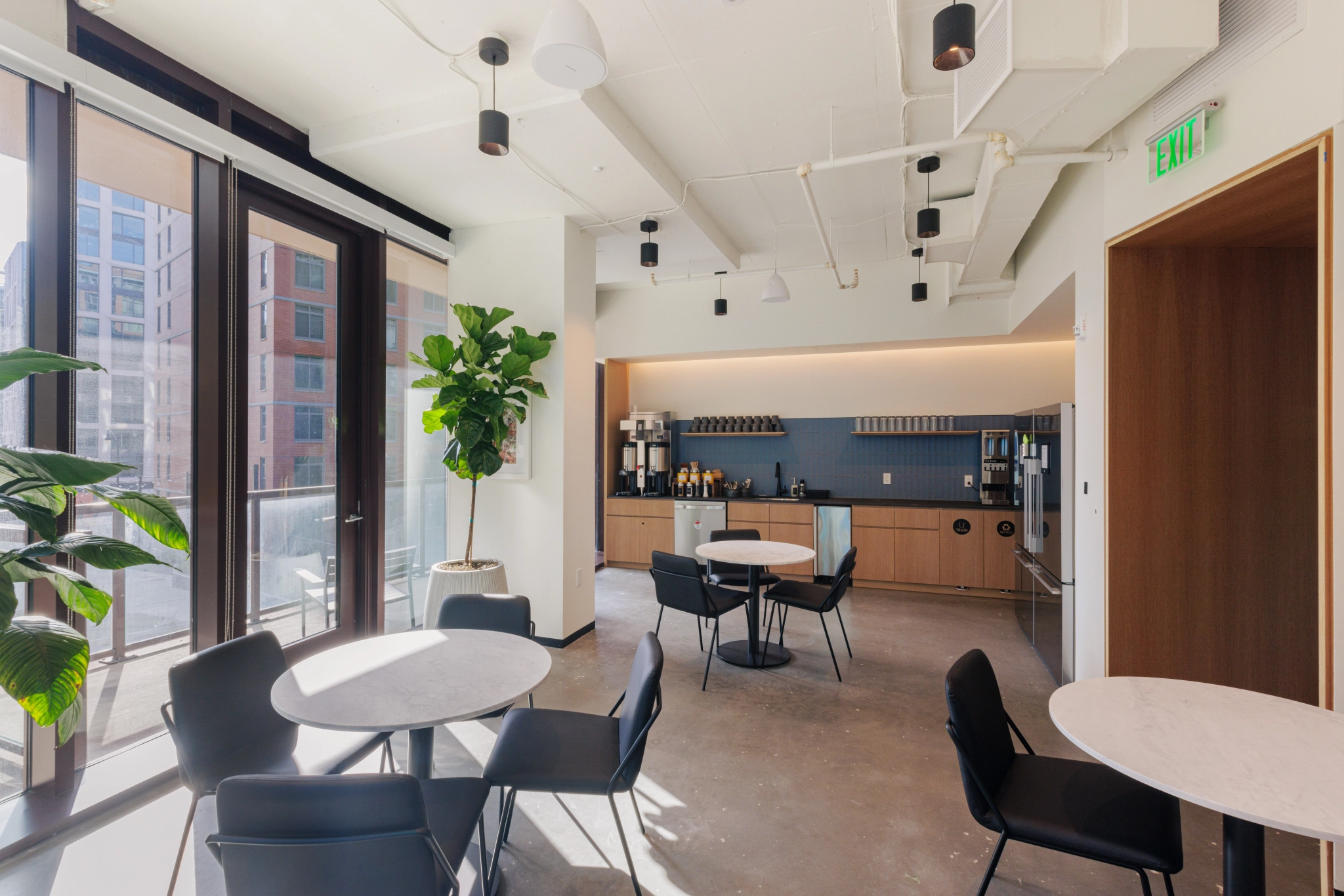 Un espace de travail de bureau avec une table et des chaises pour les réunions.