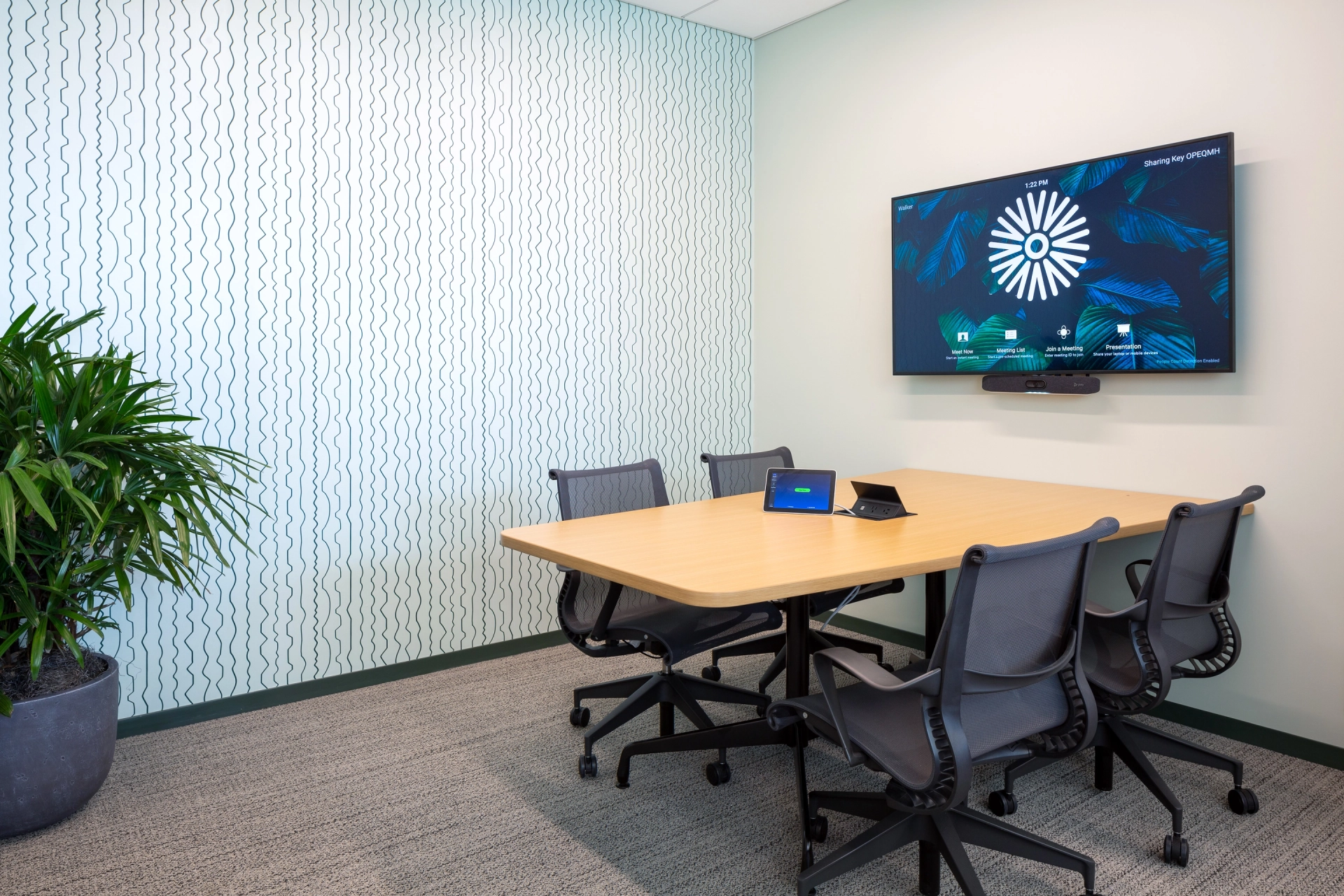 Une salle de réunion de coworking à New York équipée d'une TV murale.