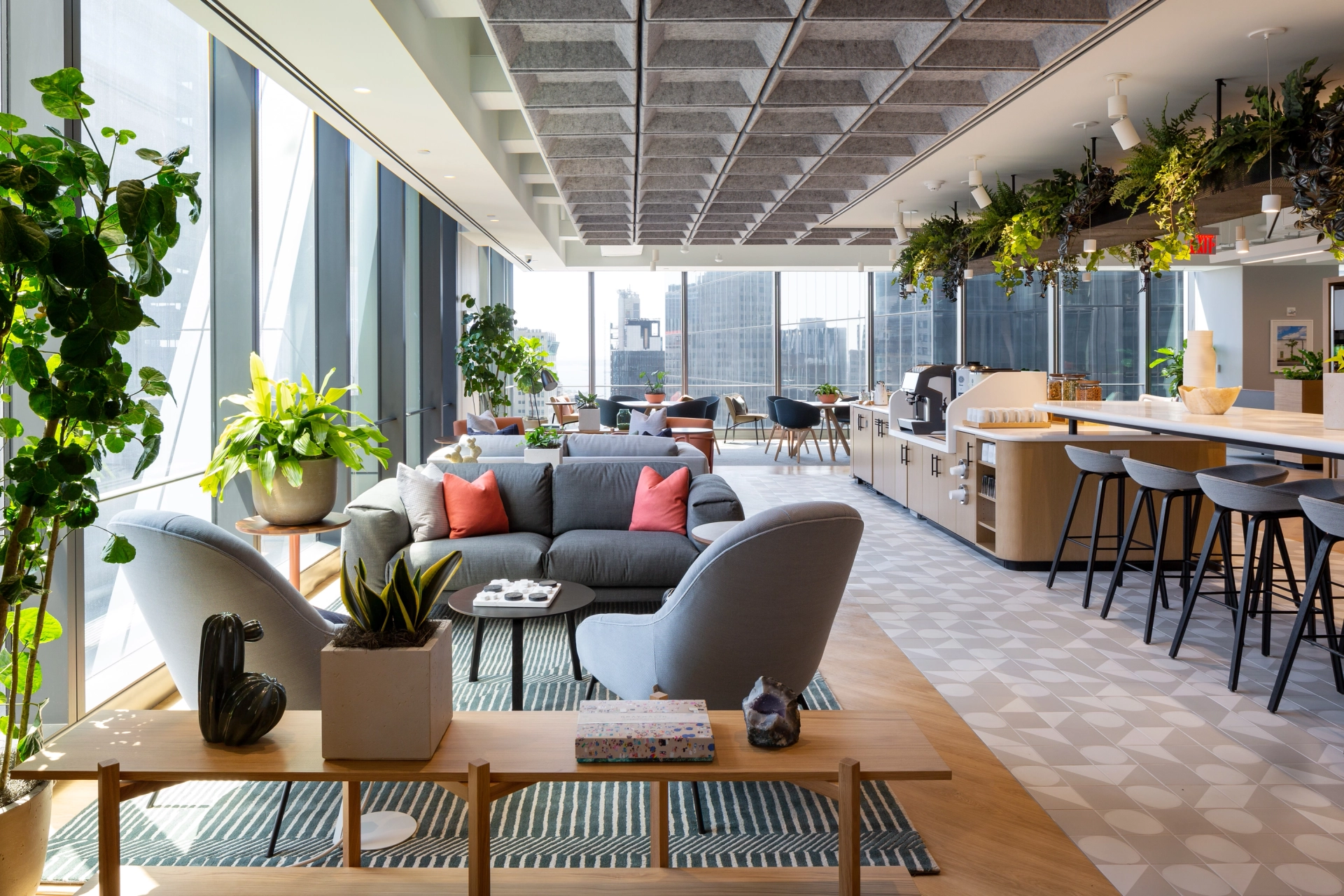 Een moderne coworking-ruimte met banken en planten.