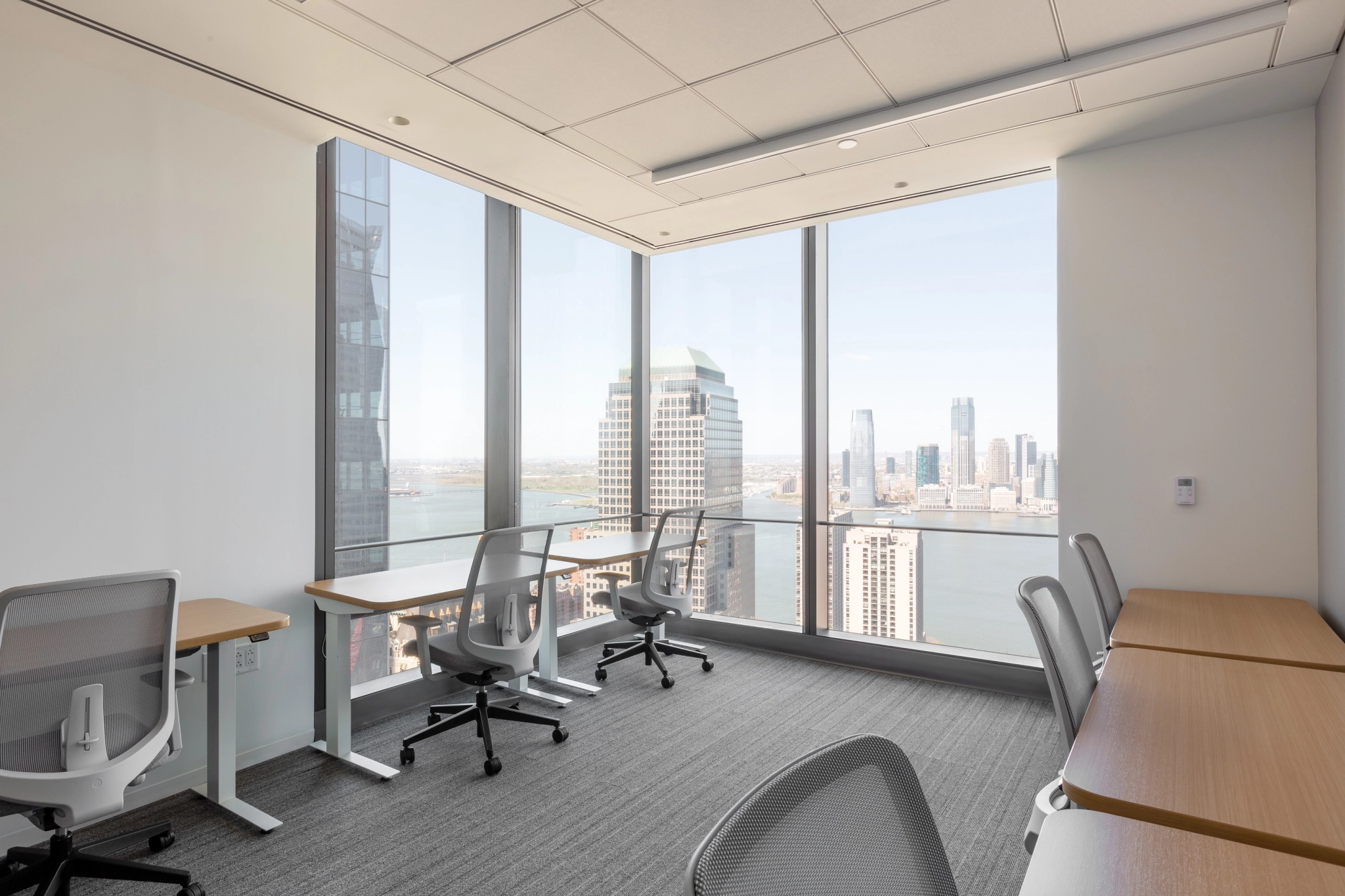 Un bureau new-yorkais avec vue sur la ville.