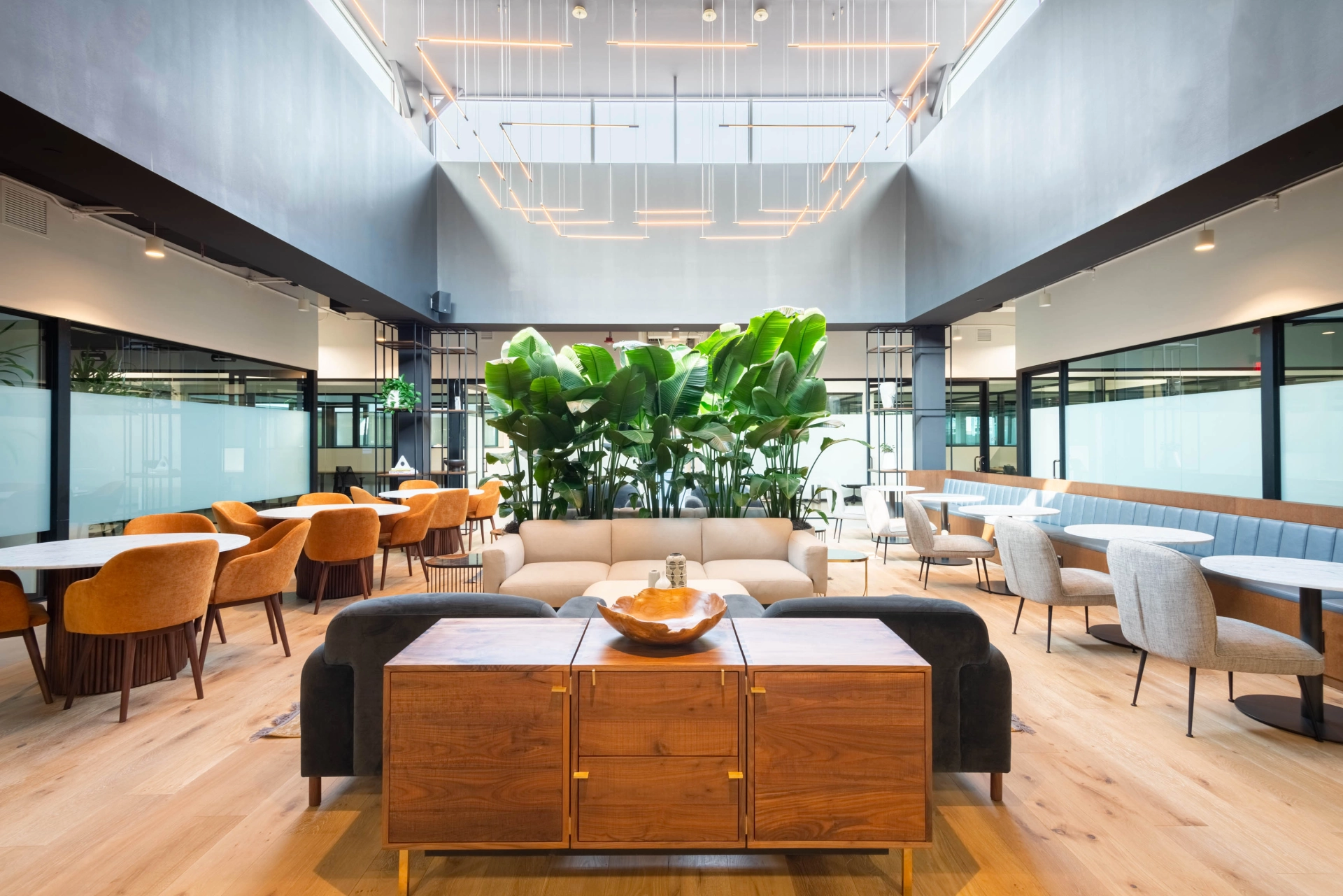 Le restaurant moderne de Short Hills propose un espace de travail de coworking accueillant avec des tables et des chaises en bois.