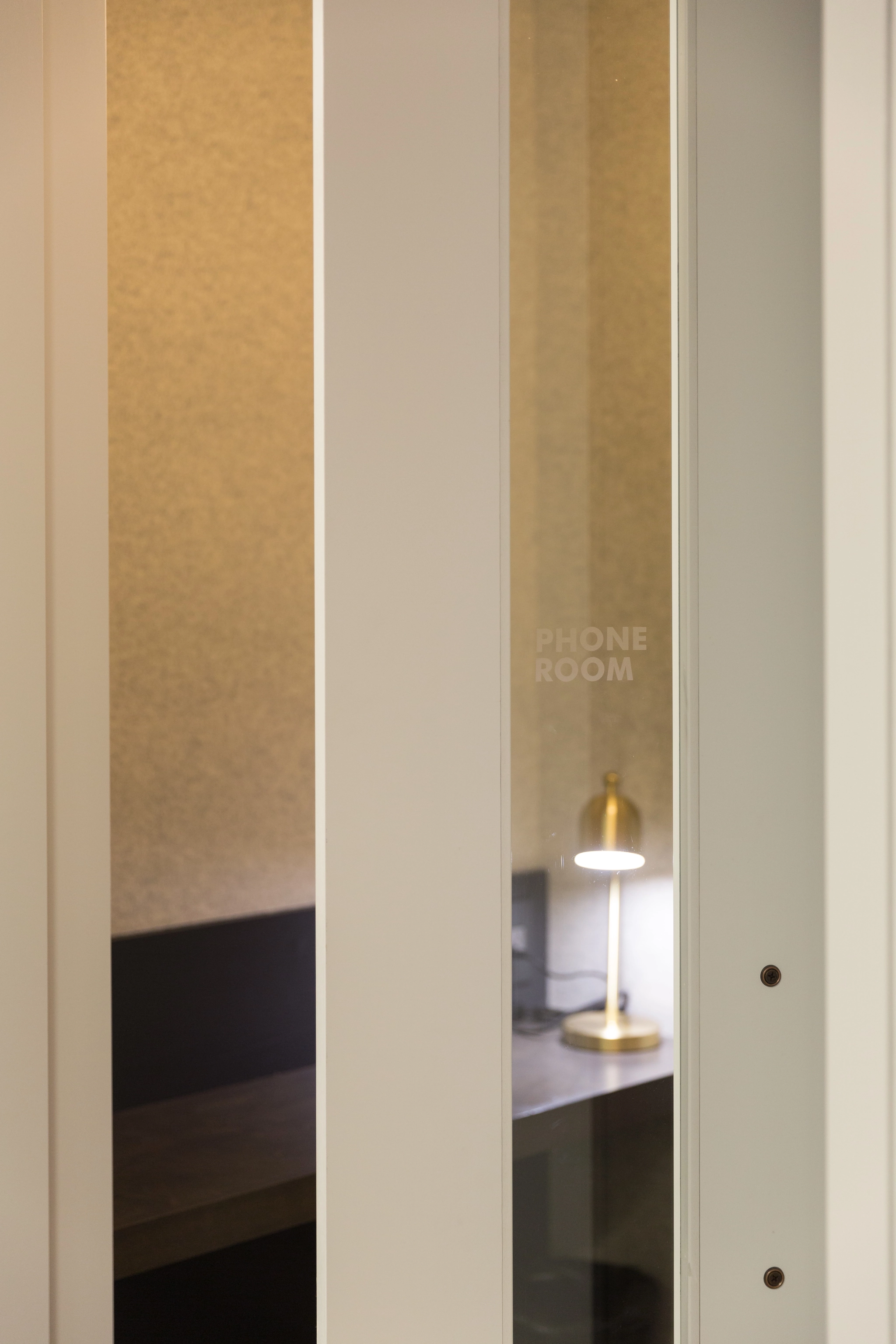 A Minneapolis meeting room with a desk and mirror, offering a functional workspace.