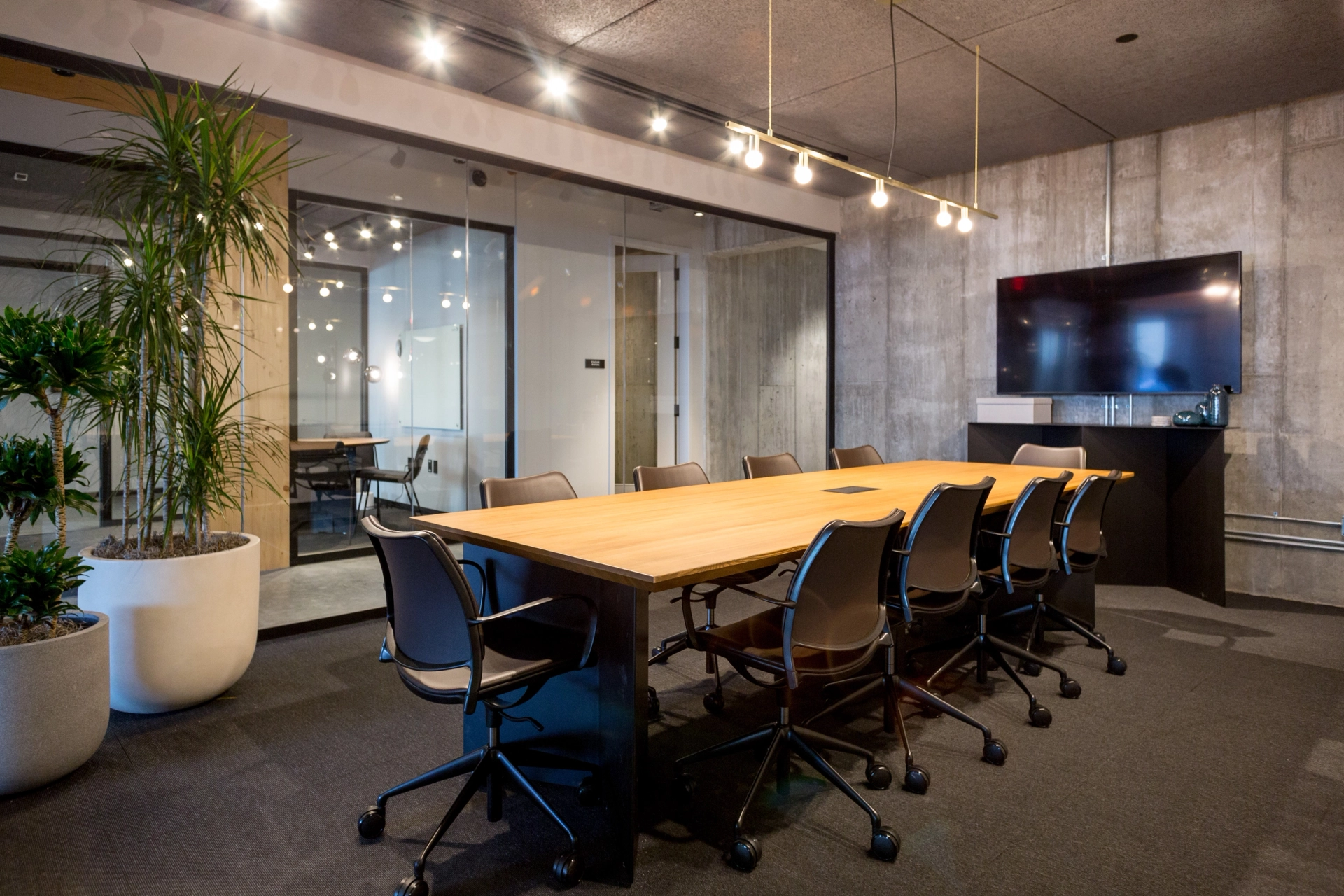 une grande salle de réunion avec une table et des chaises pour la collaboration au bureau.