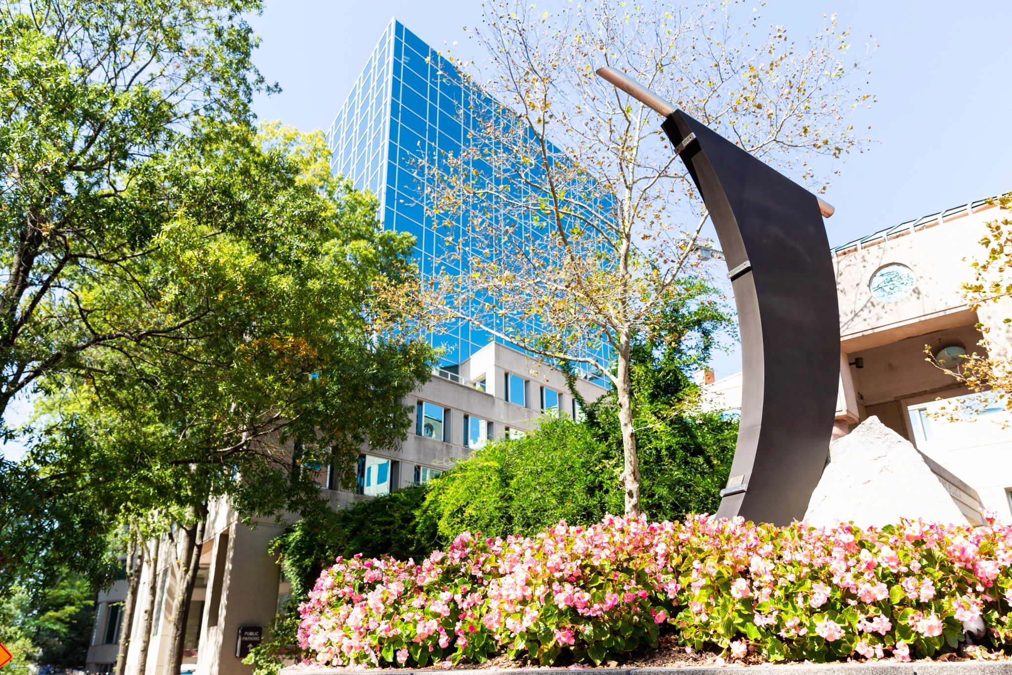 A coworking statue in front of a Bethesda building.