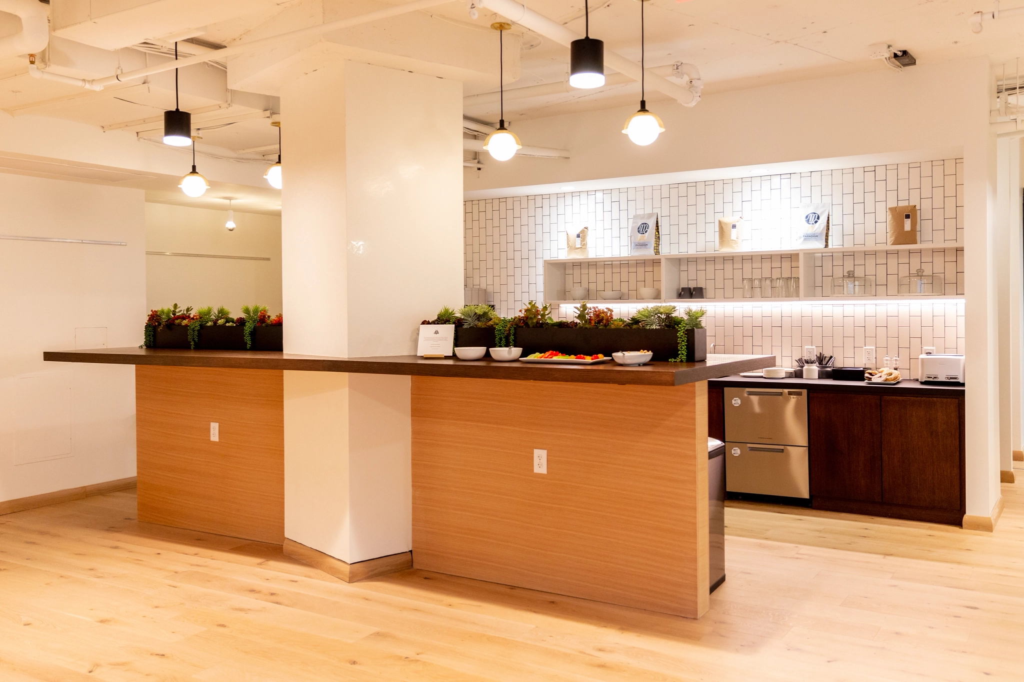 un plancher en bois dans un bureau de coworking.