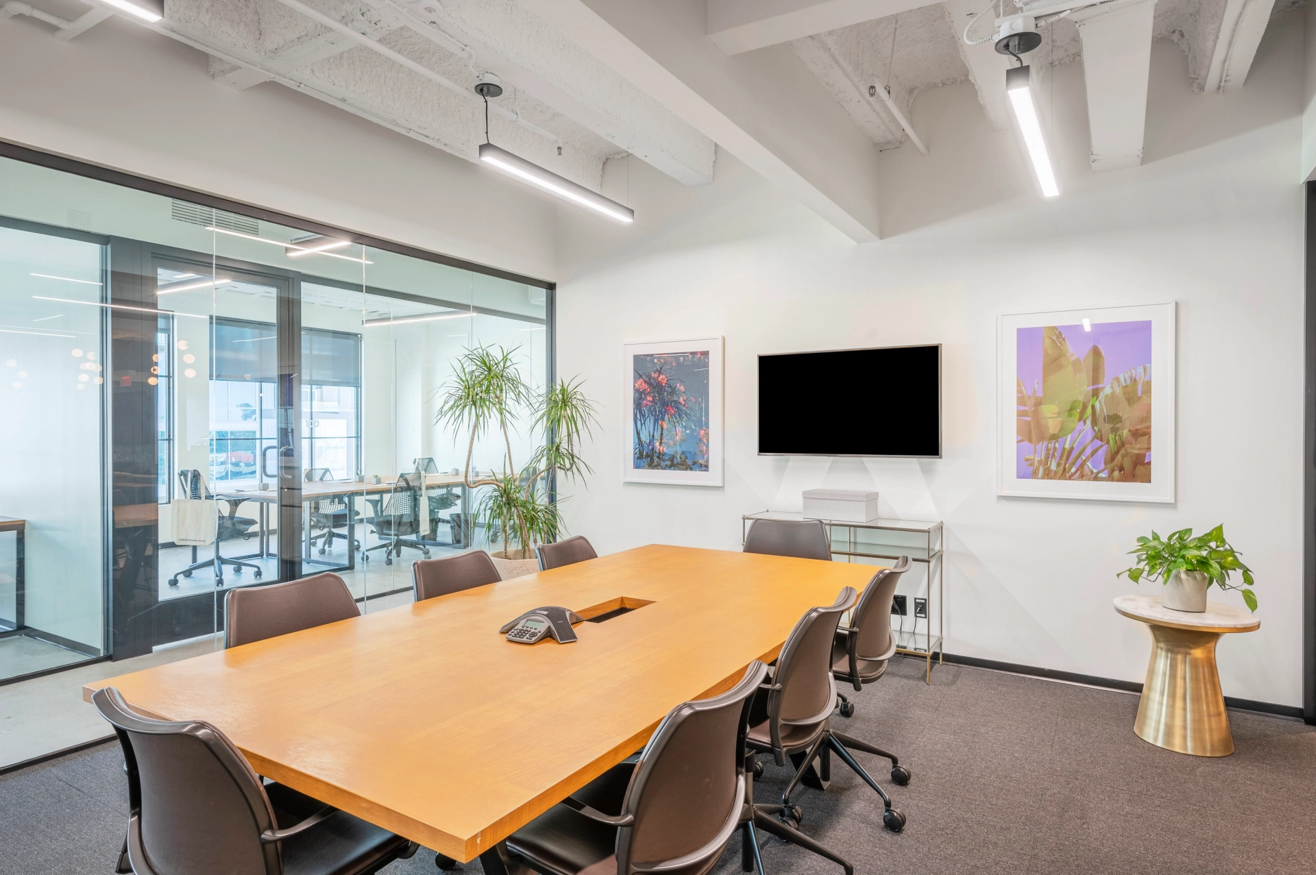 Une salle de réunion spacieuse avec une grande table et des chaises pour l'espace de travail située à Atlanta.