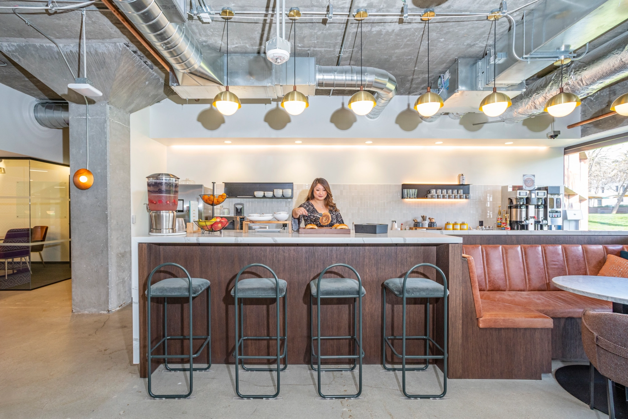 Une femme est assise à un espace de travail dans un bar de bureau à San Francisco.