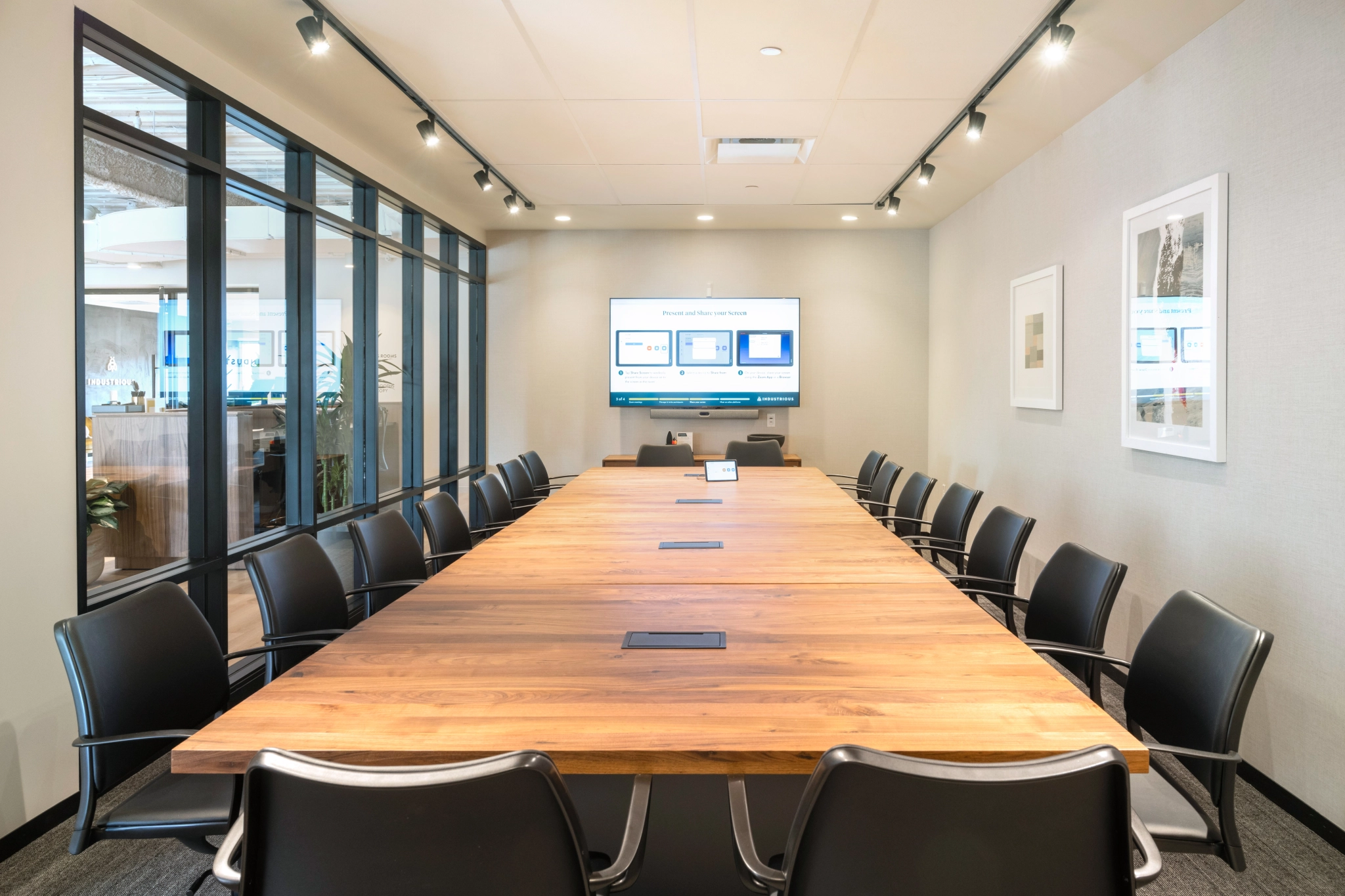 Une grande salle de conférence dans un bureau avec une grande table et des chaises.