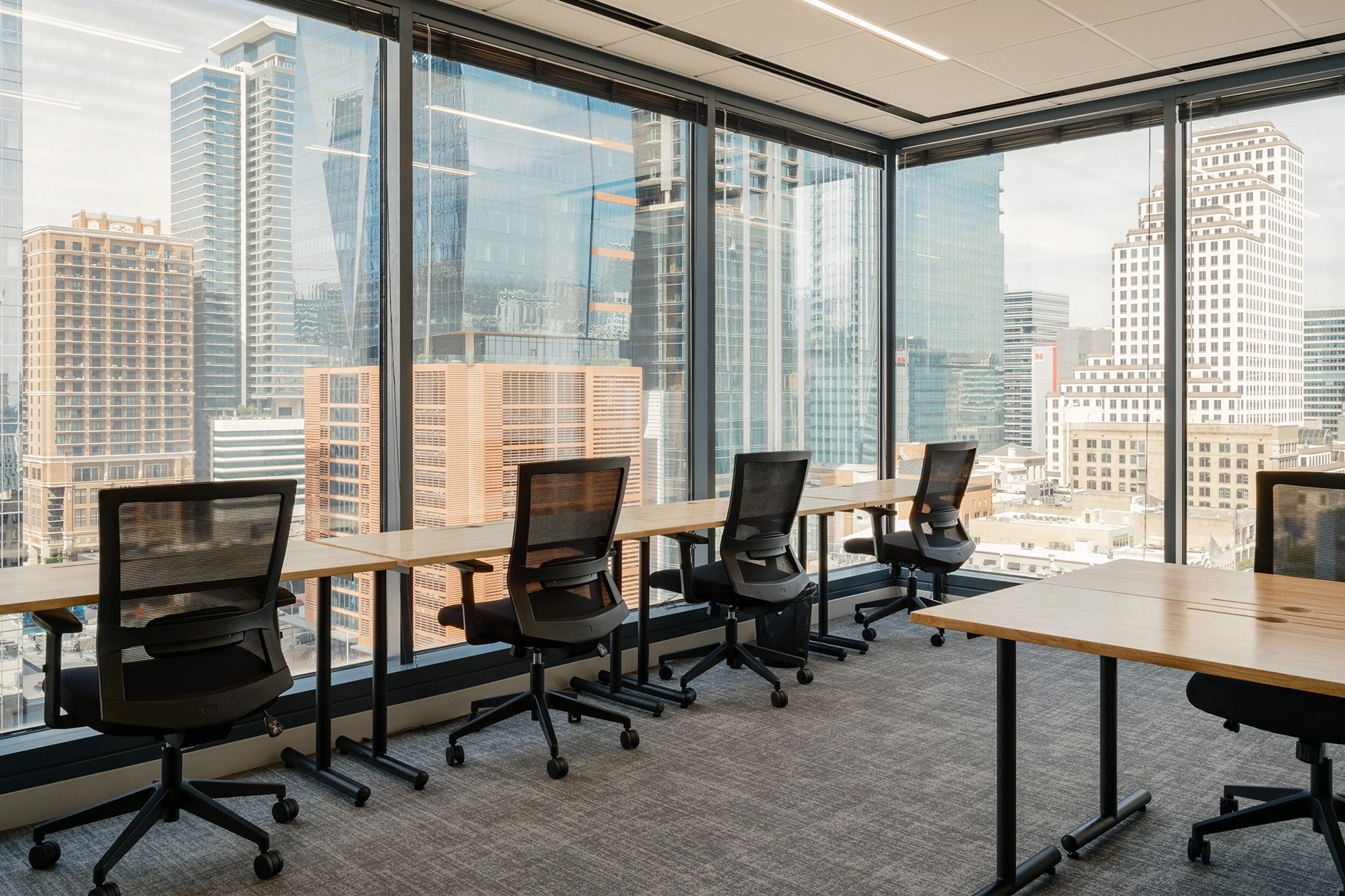 Moderne coworkingruimte met grote ramen met uitzicht op de skyline van Austin.