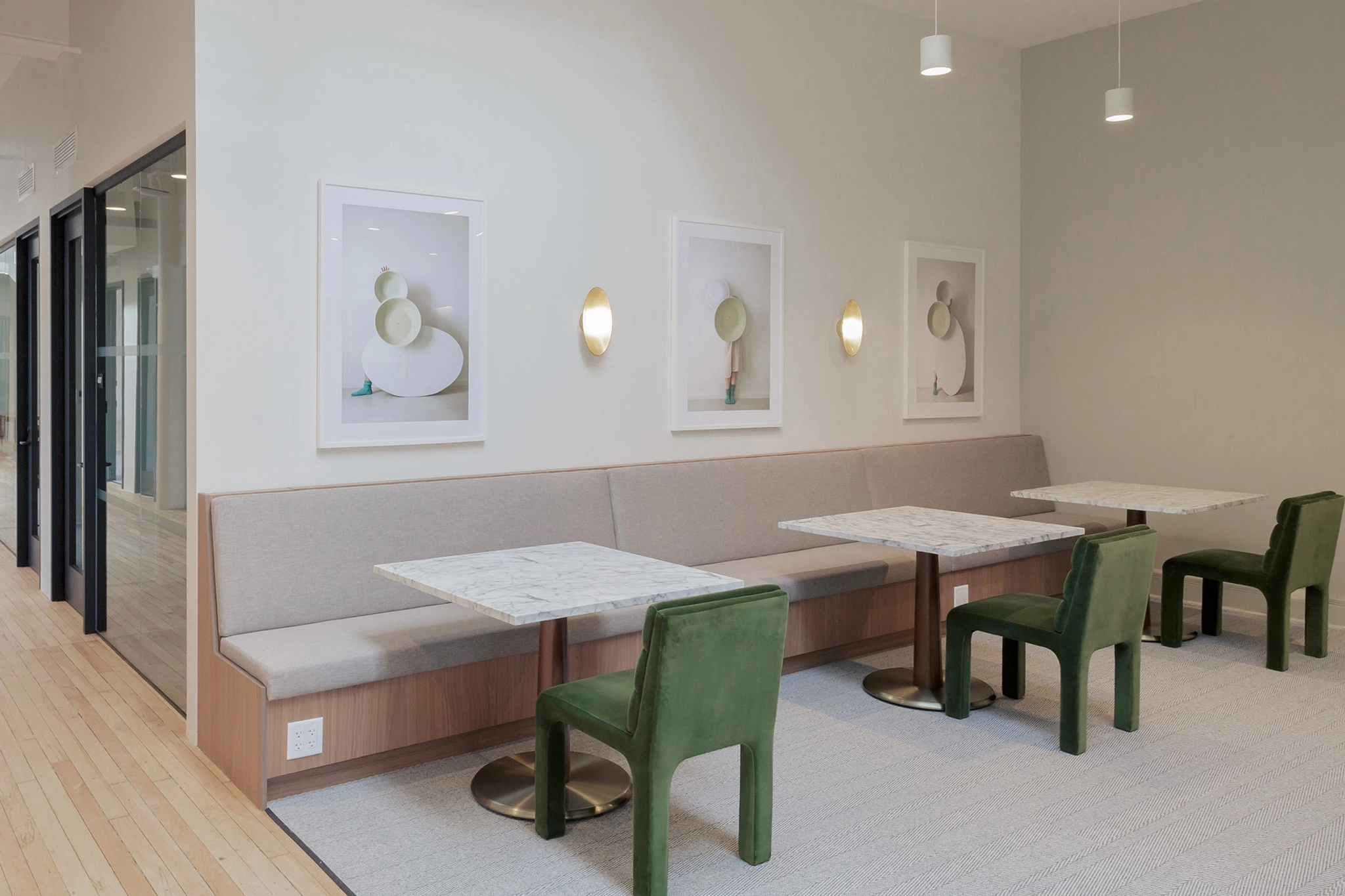 Une salle de réunion avec tables et chaises dans un bureau new-yorkais.