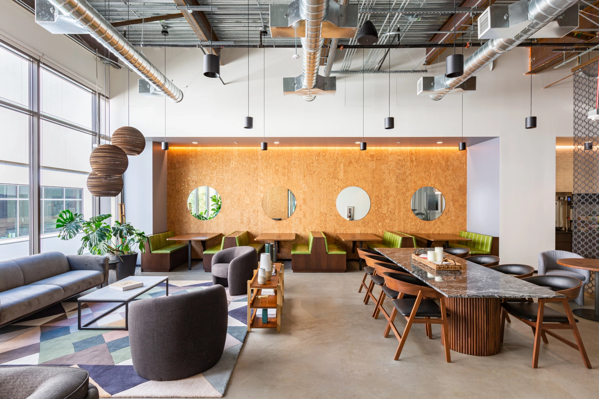 un espace de coworking moderne à Walnut Creek avec une grande table à manger et des chaises.