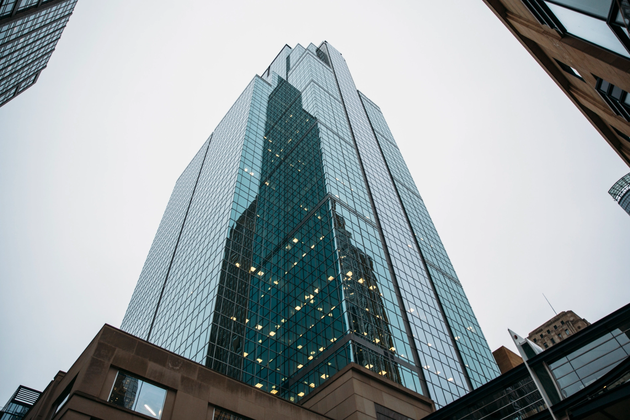 Un bureau de coworking à Minneapolis comprenant un grand bâtiment avec des fenêtres en verre.