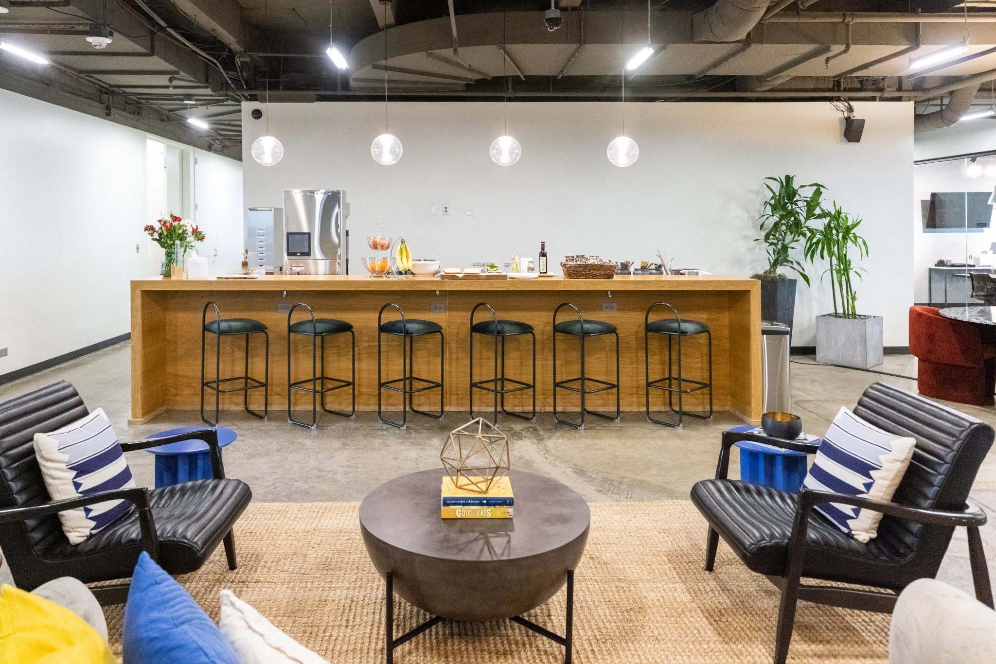 Un espace de coworking contemporain avec un bar et des chaises.