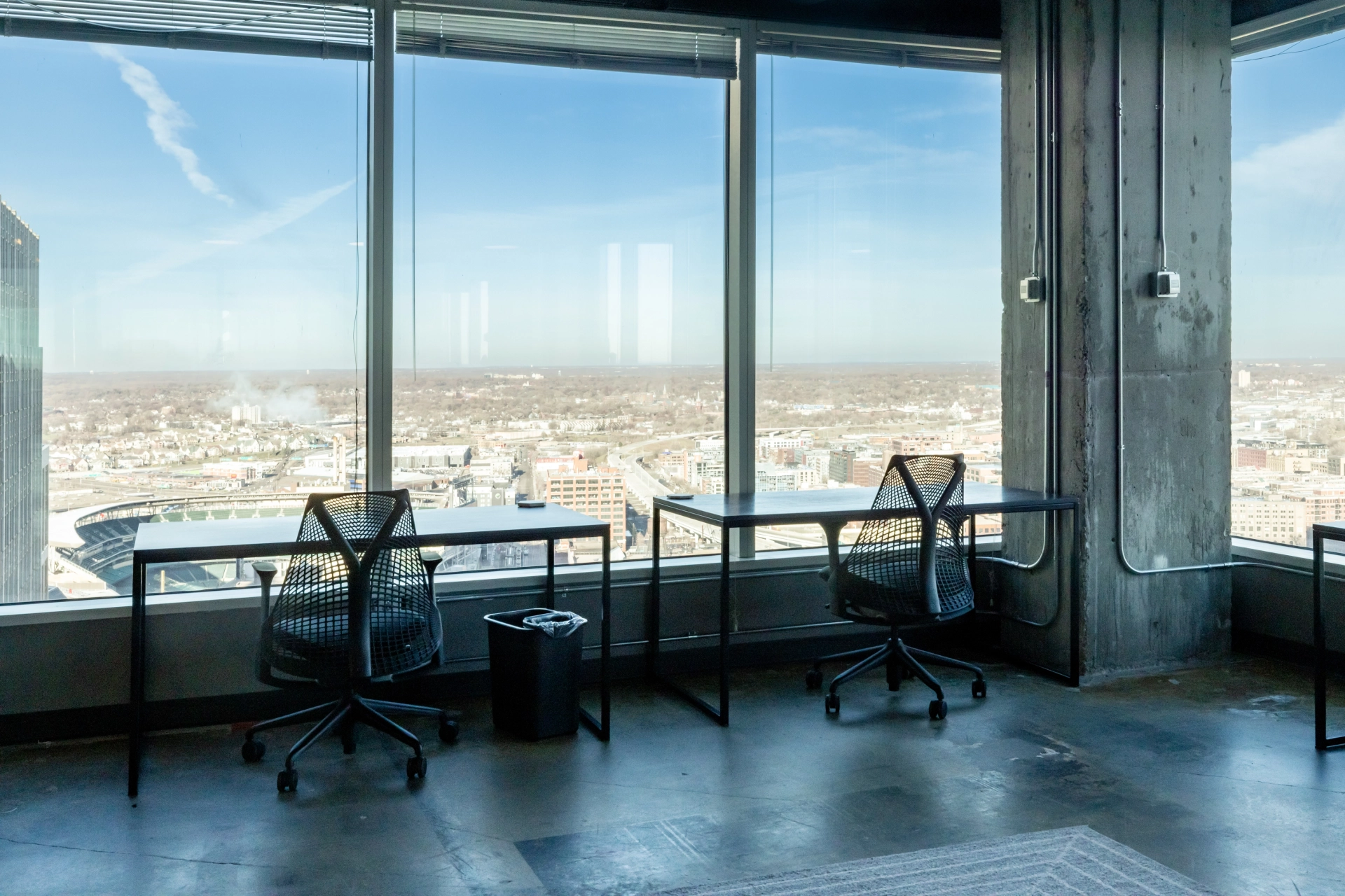 Un bureau de coworking à Minneapolis avec de grandes fenêtres donnant sur la ville.
