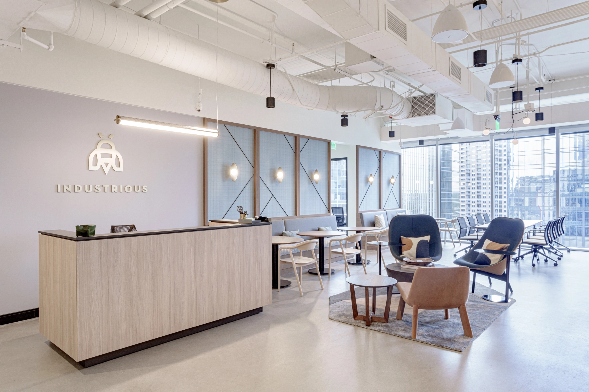 De moderne lobby in Austin beschikt over een elegante houten receptie en een comfortabele zithoek. Grote ramen bieden een adembenemend uitzicht op de stad en voegen een inspirerende sfeer toe aan zowel de werkruimte als de nabijgelegen vergaderruimte.