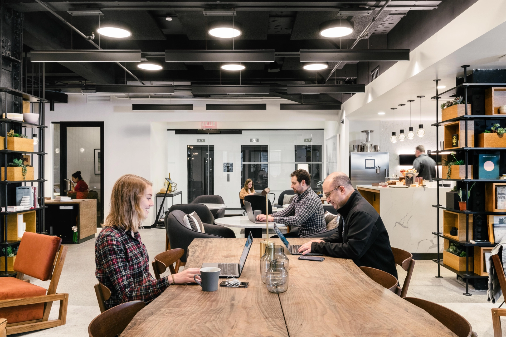 Un espace de coworking à New York, avec des personnes travaillant à table.