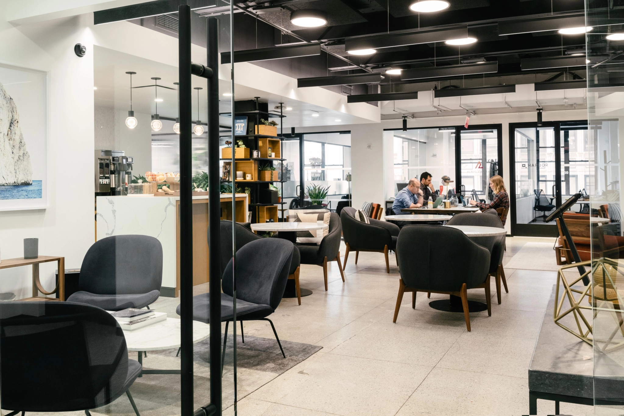 L'intérieur d'un café new-yorkais qui sert également d'espace de travail avec des tables et des chaises parfaites pour le travail de bureau.