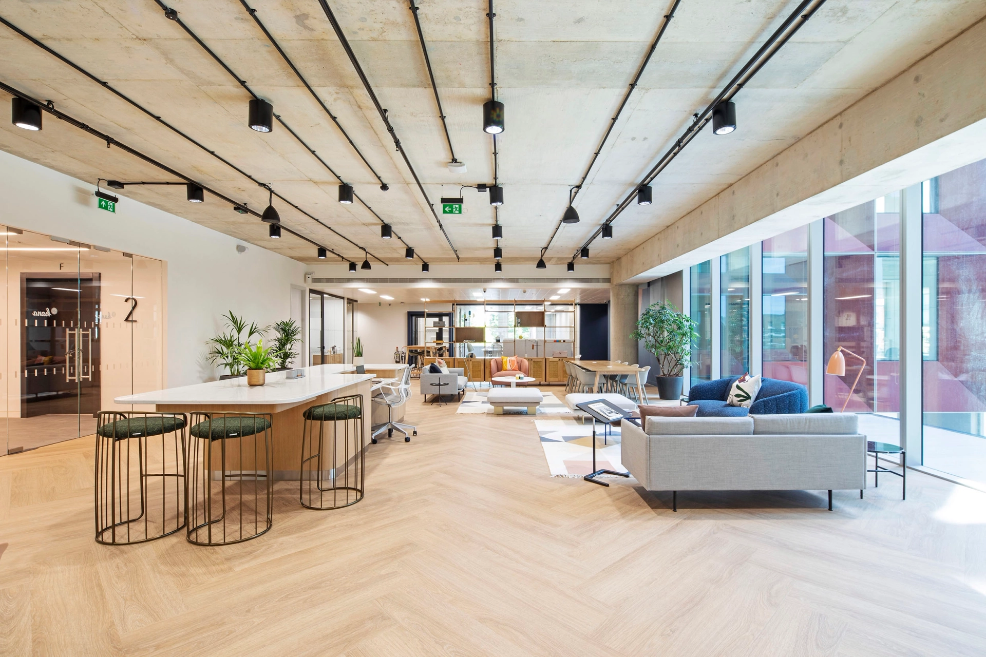 Un espace de coworking moderne avec des planchers et des plafonds en bois.