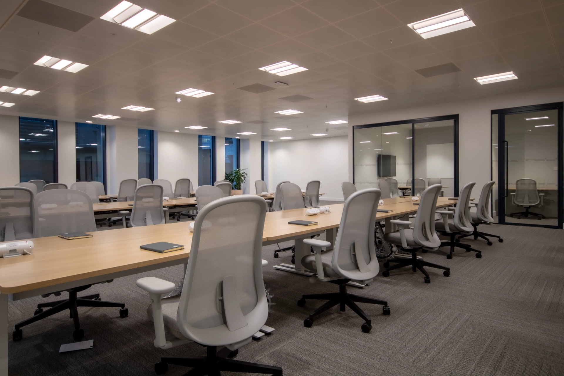 Un espace de travail équipé d'une grande table et de chaises, conçu pour les conférences de bureau et le coworking.