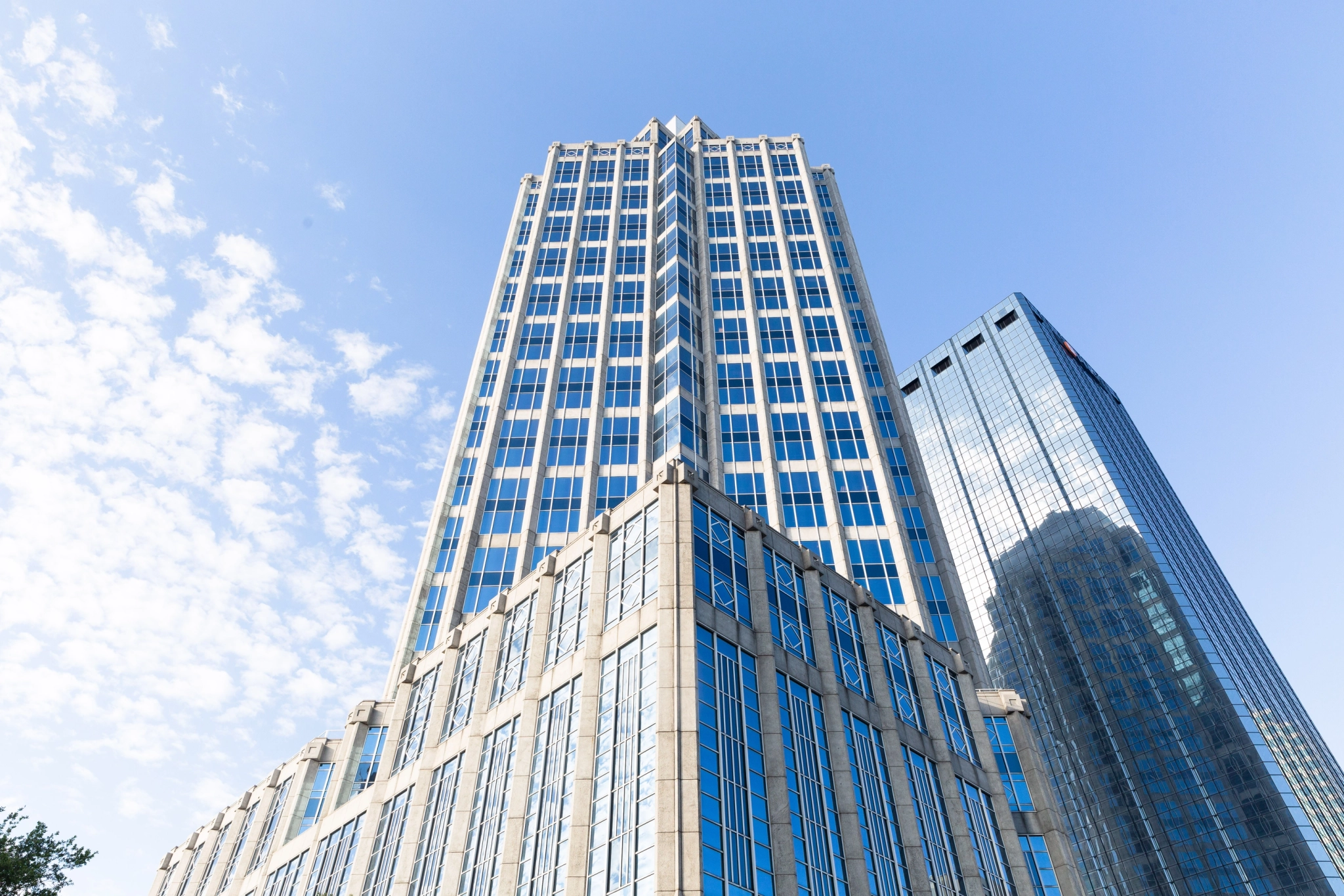 The workspace in the meeting room is bright with a blue sky-inspired decor.