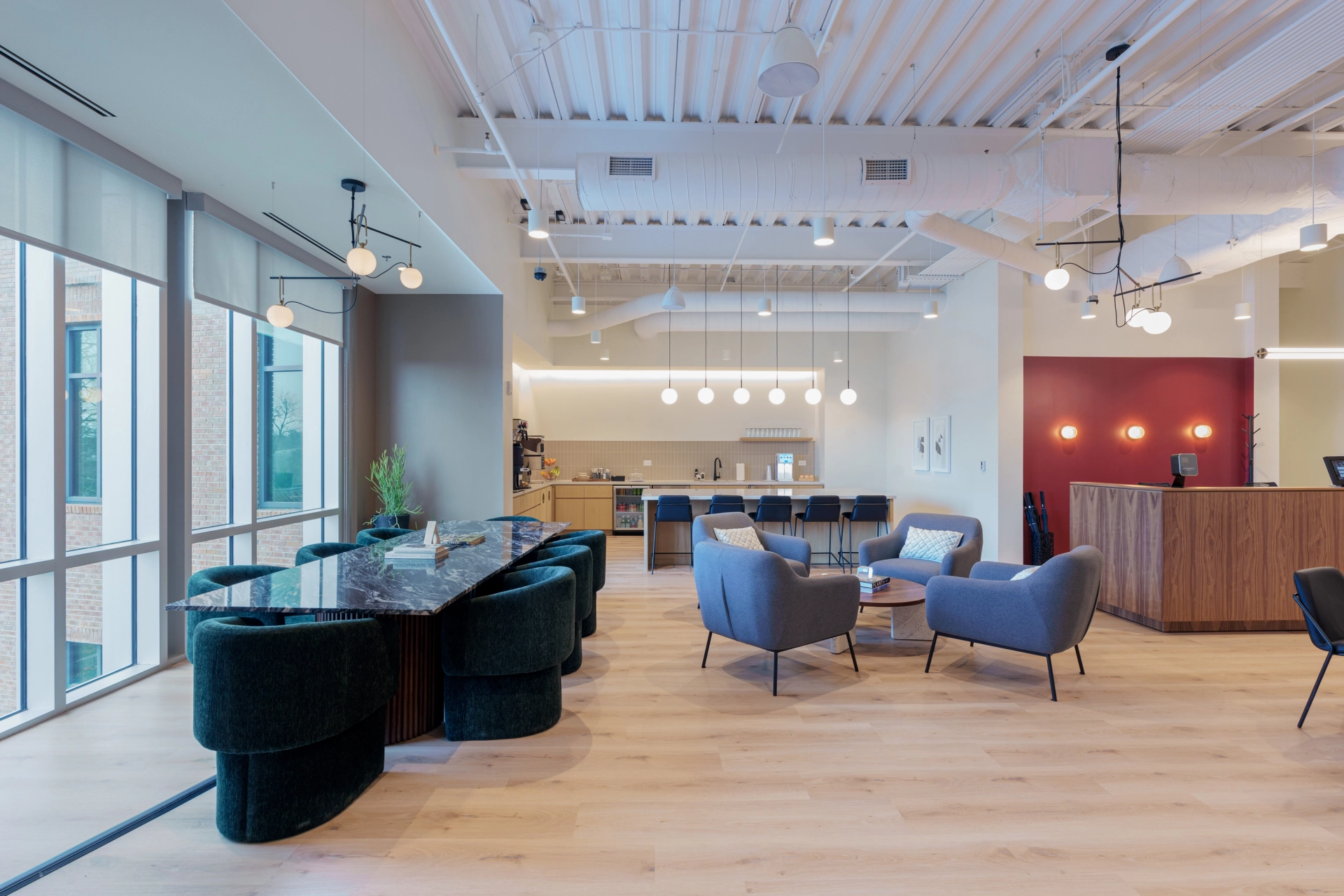 Un bureau de coworking à Charleston avec des sols et des chaises en bois modernes.