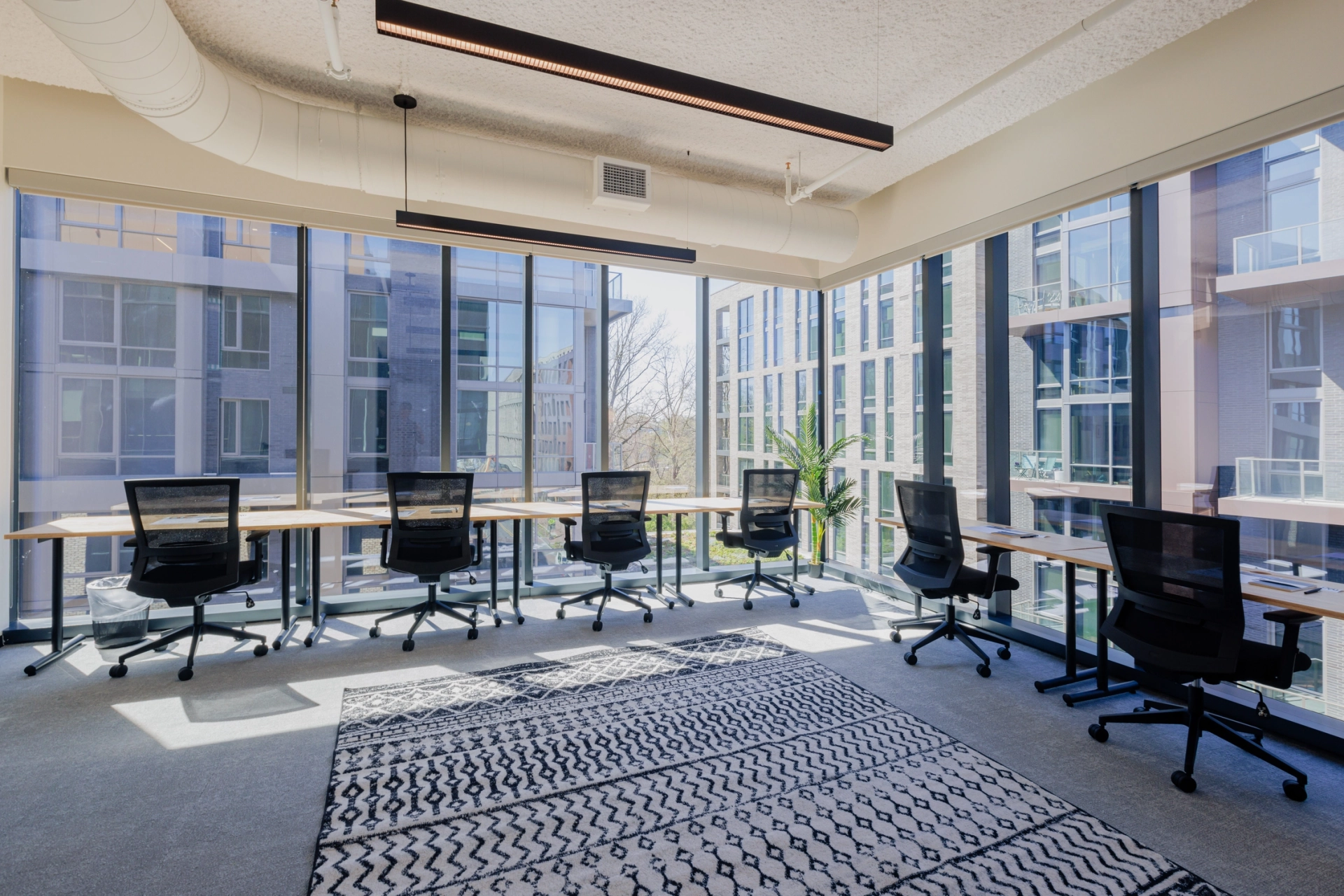Un espace de coworking ouvert à Washington avec de grandes fenêtres et des chaises.