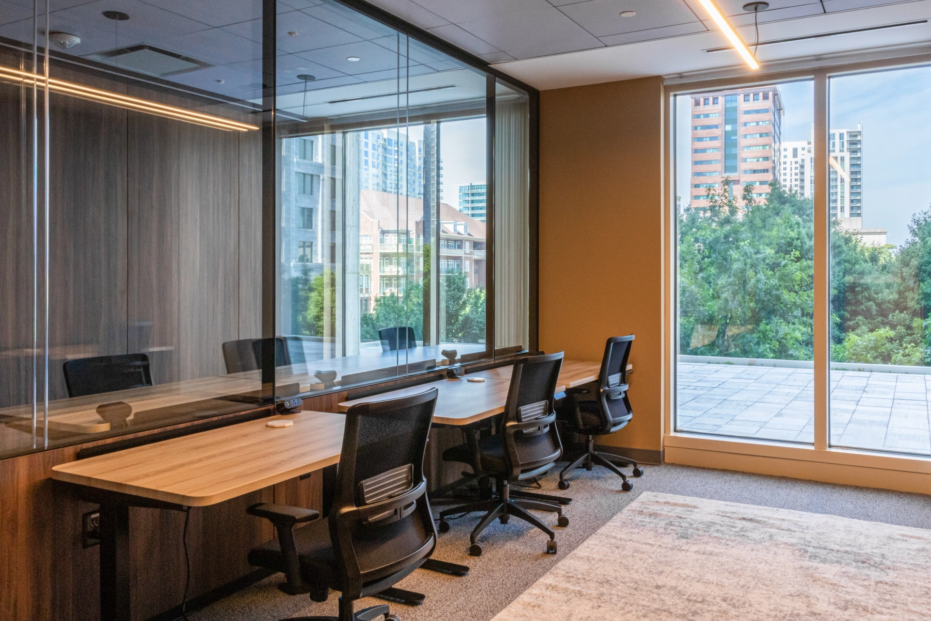 Une salle de réunion de coworking à Atlanta avec de grandes fenêtres donnant sur la ville.