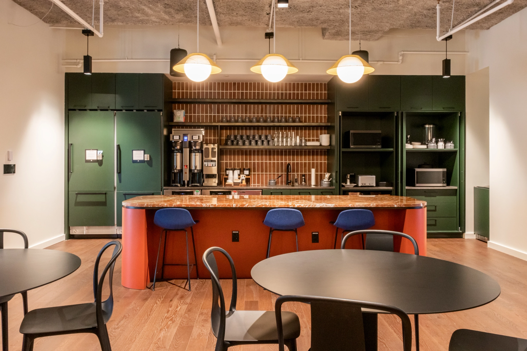 Un bureau d'Atlanta avec des chaises et des tables colorées.