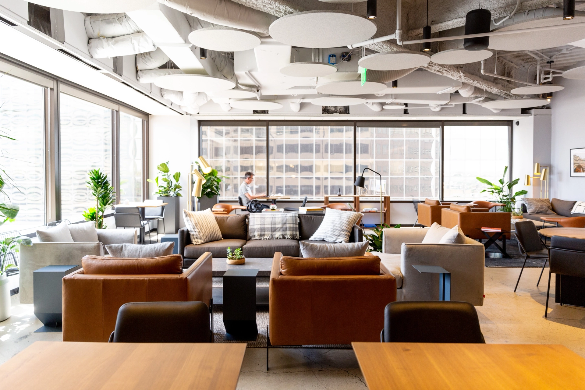 un espace de coworking à Denver avec tables et chaises pour le travail ou les réunions.