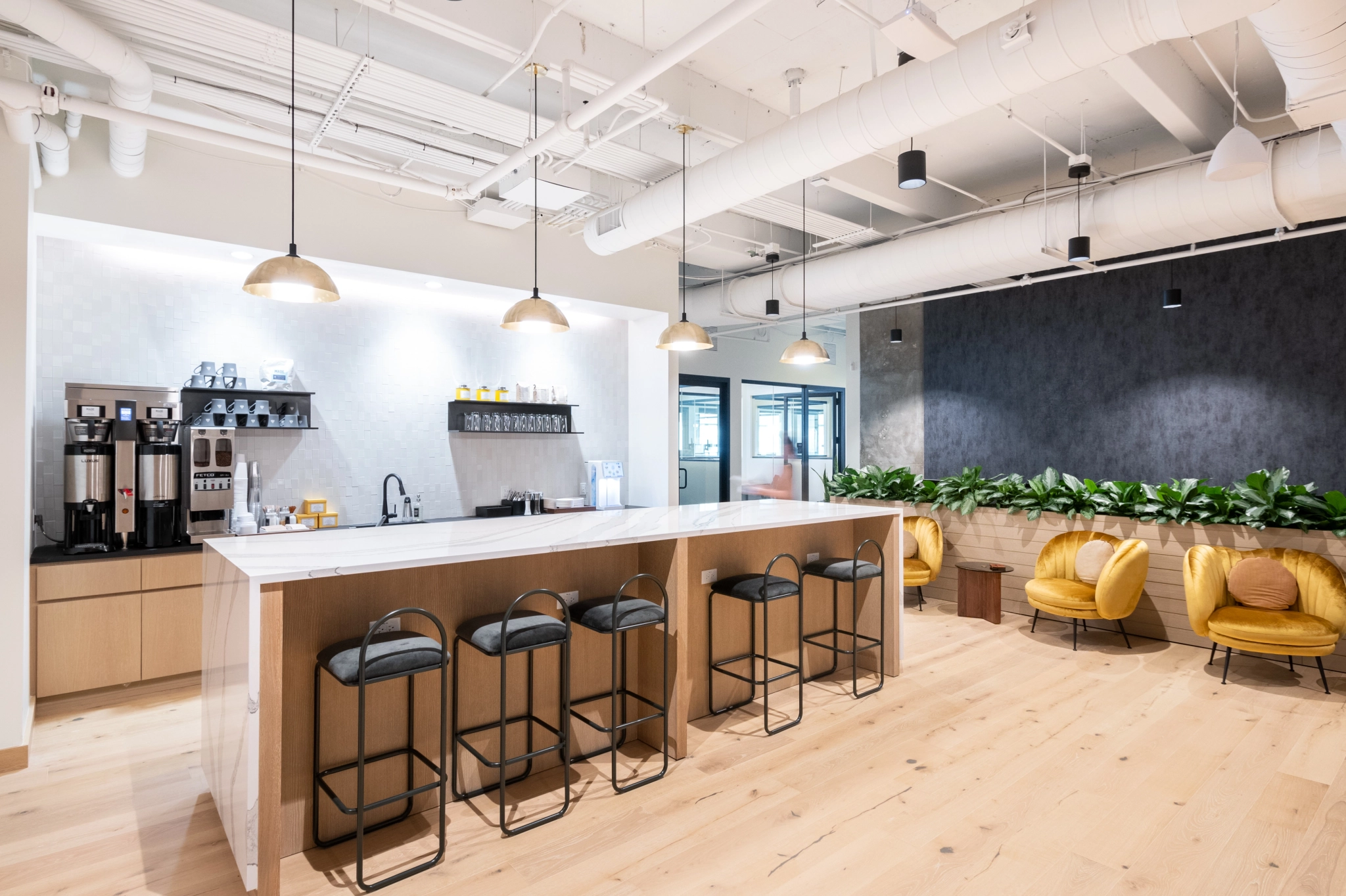 Un bureau de coworking à Saint-Pétersbourg avec un bar et des tabourets jaunes.