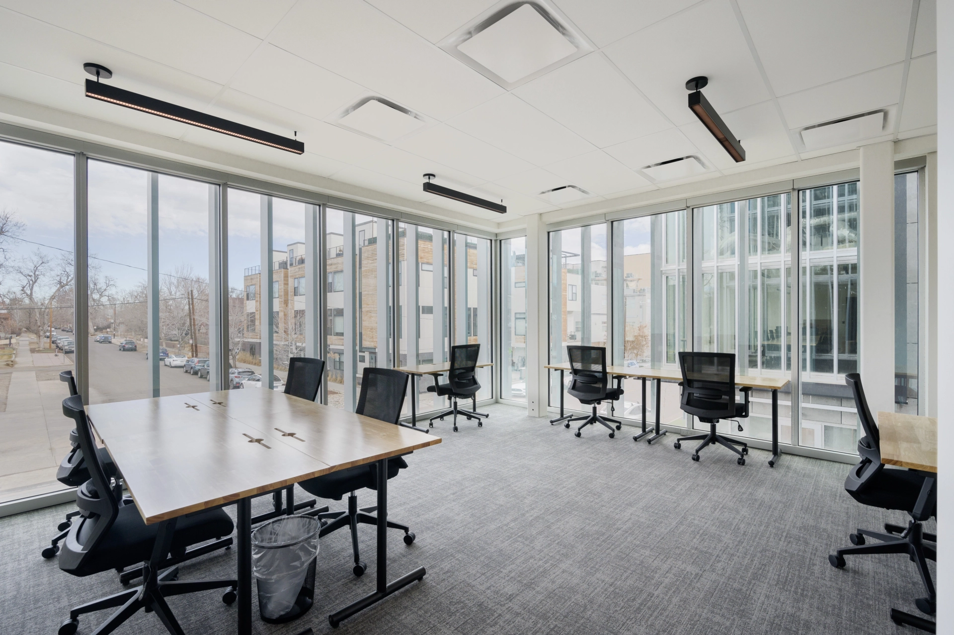 Een conferentieruimte in Denver met grote ramen en stoelen, perfect voor een coworking- of werkruimte.