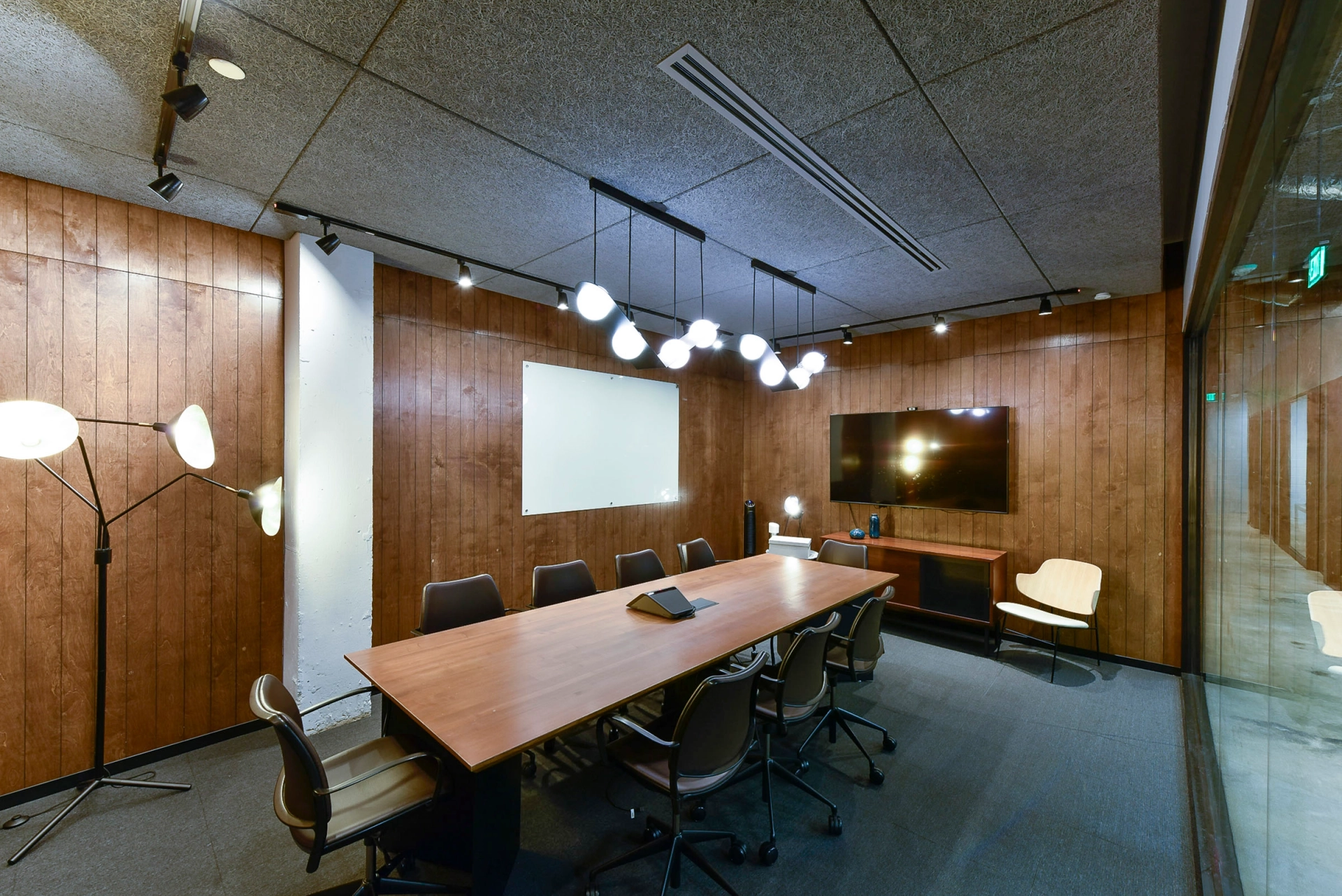 Une salle de réunion de coworking à Atlanta meublée d'une table et de chaises en bois.