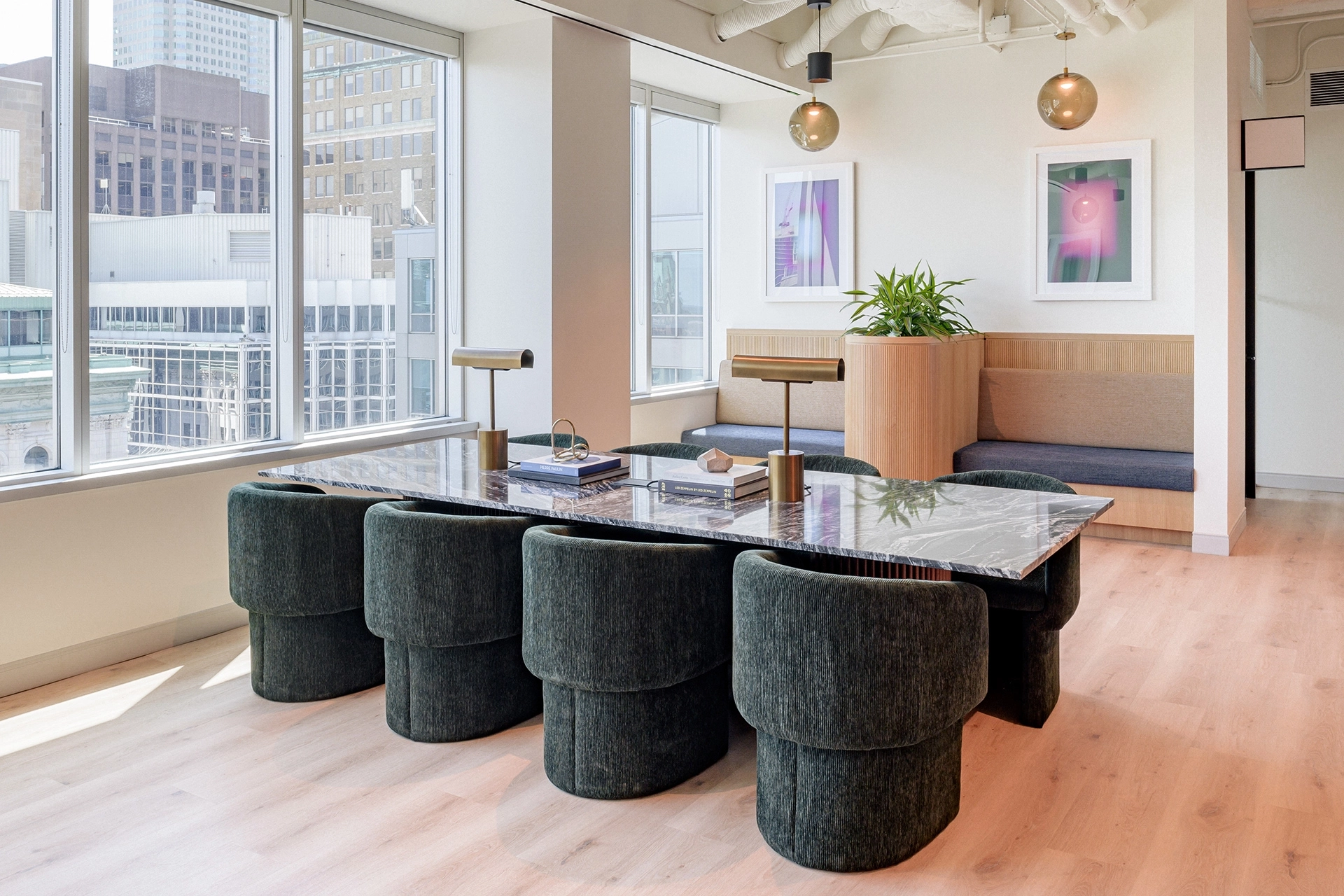 Un espace de travail de bureau à Toronto comprenant une table et des chaises placées près d'une fenêtre.