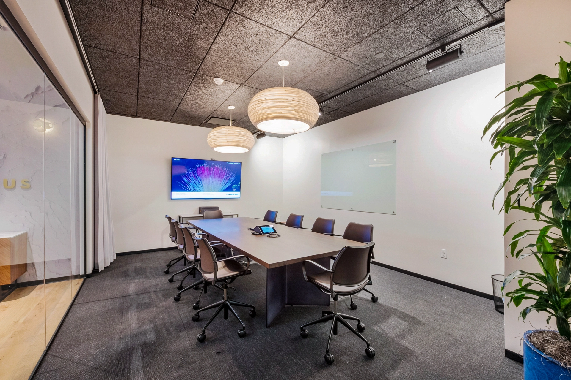 une salle de réunion de coworking avec une grande table et des chaises dans un environnement de bureau.