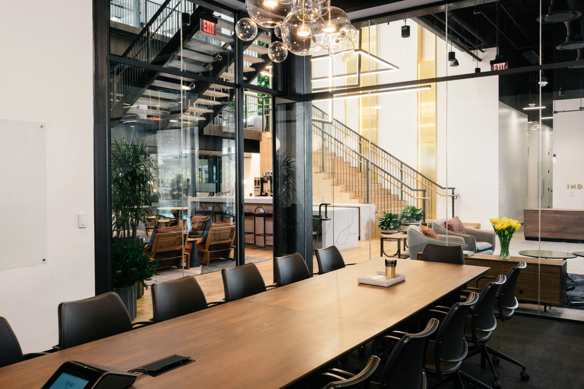 un espace de travail Scottsdale équipé d'une table et de chaises de salle de réunion en bois.