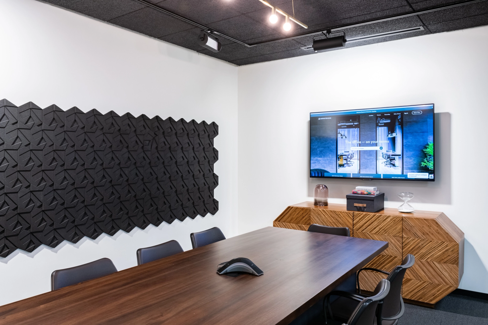 Een vergaderruimte in een kantoor in Los Angeles, uitgerust met een tv aan de muur.