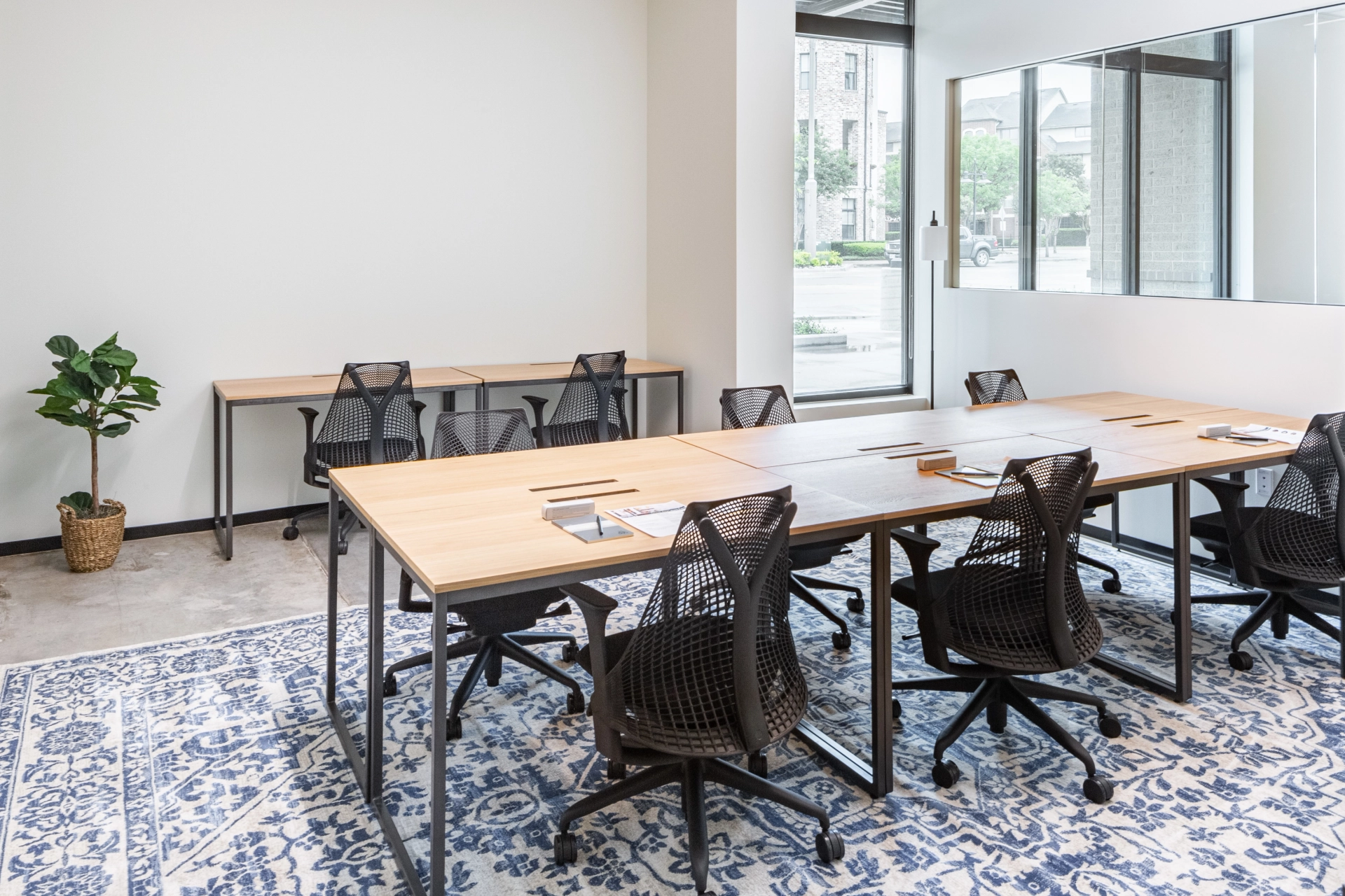Un espace de coworking avec une grande table de conférence et des chaises.