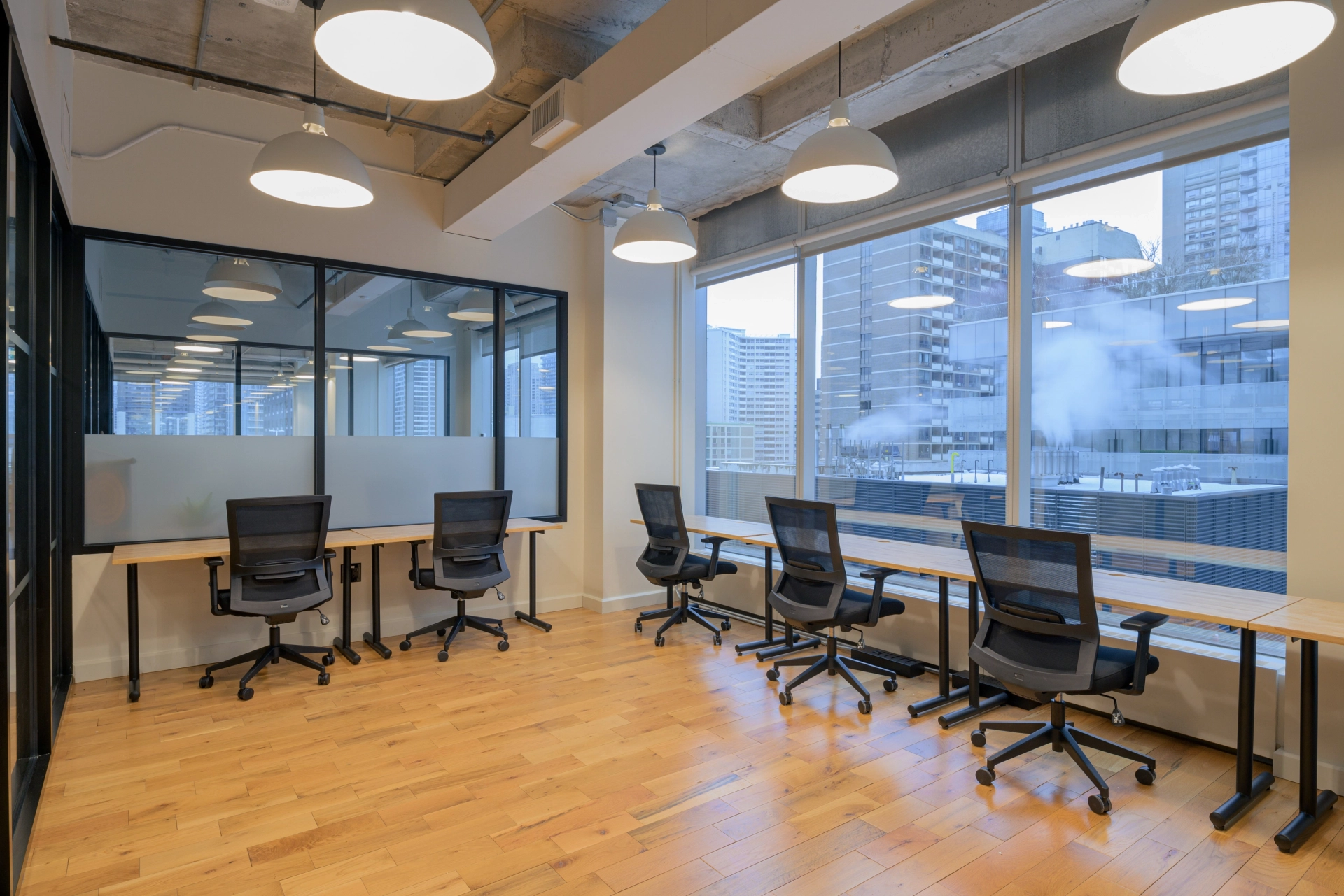 Un bureau de coworking à Toronto avec de nombreux bureaux et chaises.