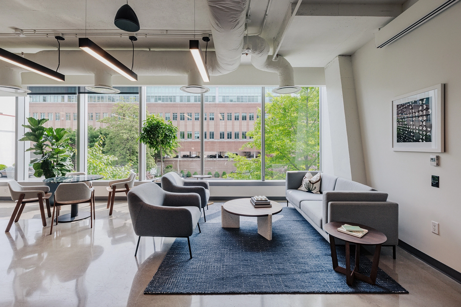 Moderne coworking-loungeruimte met comfortabele zitplaatsen en uitzicht op de stad.