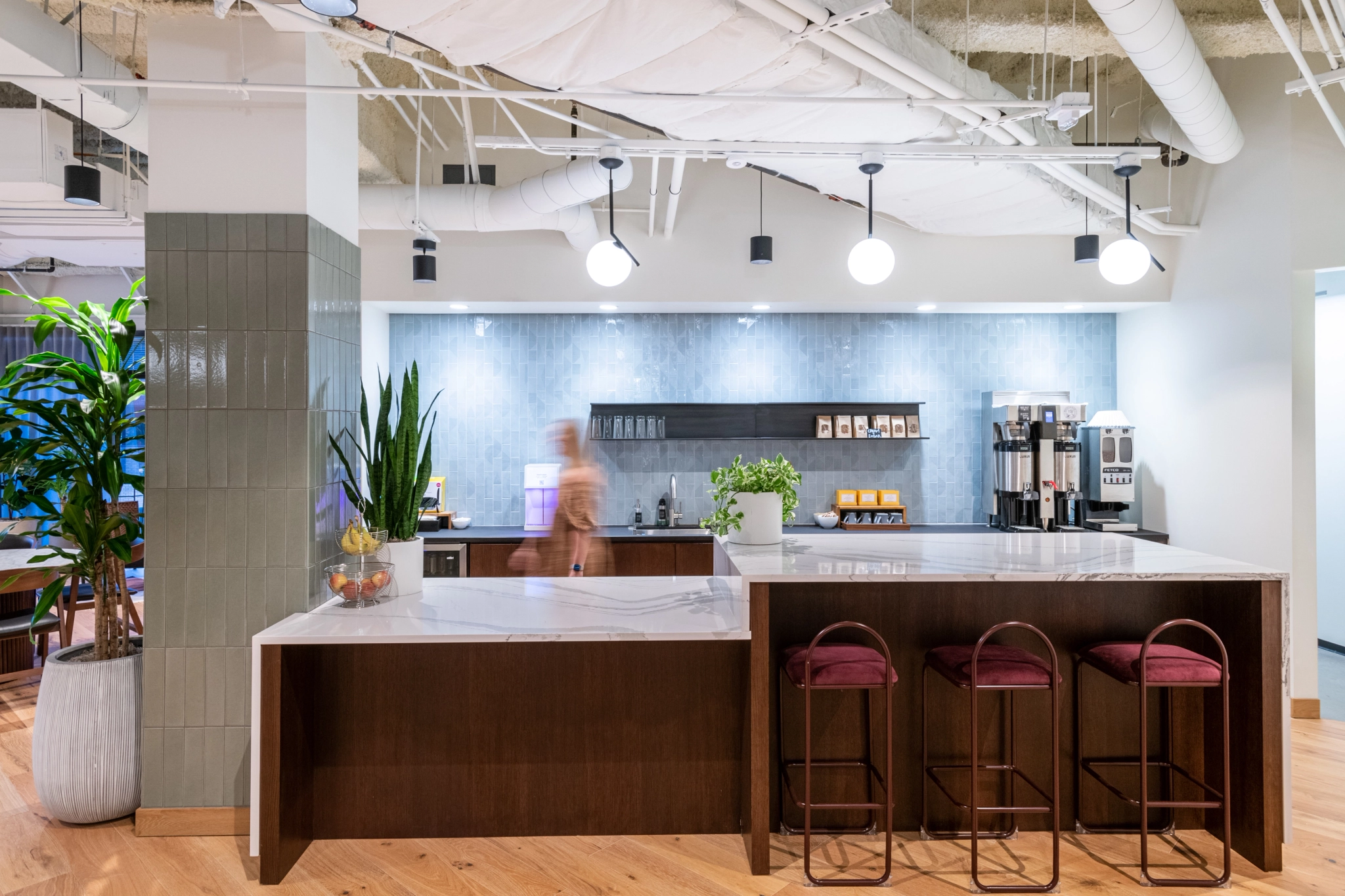 Un bureau moderne avec un espace de travail et un bar.