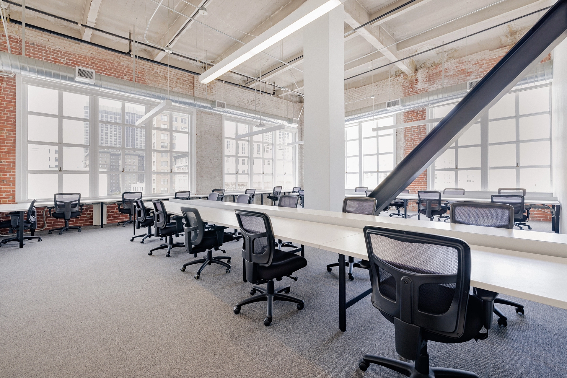 Un bureau de coworking vide à San Francisco avec de nombreux bureaux.