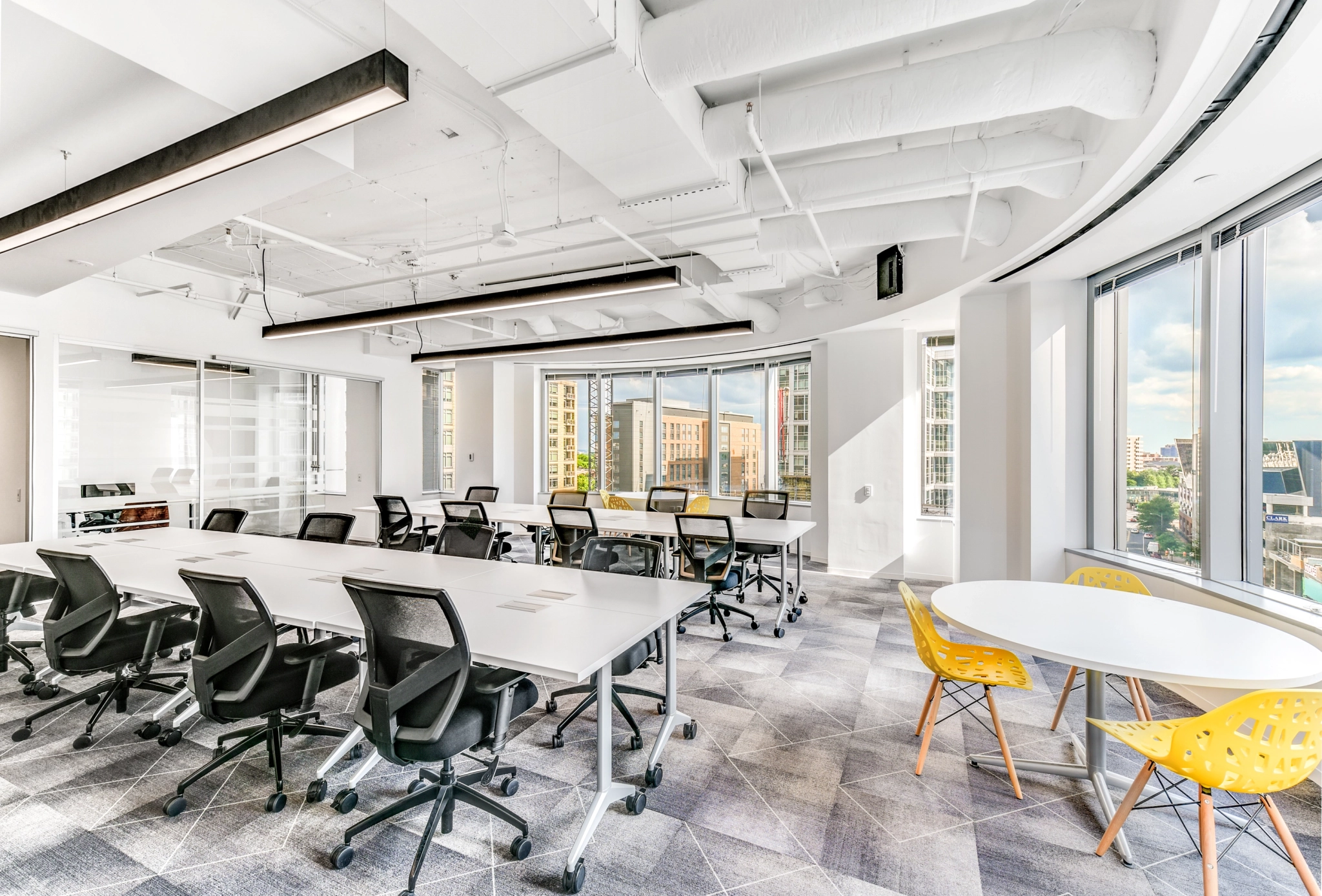 Un espace de travail Arlington avec une grande table et des chaises pour les réunions.