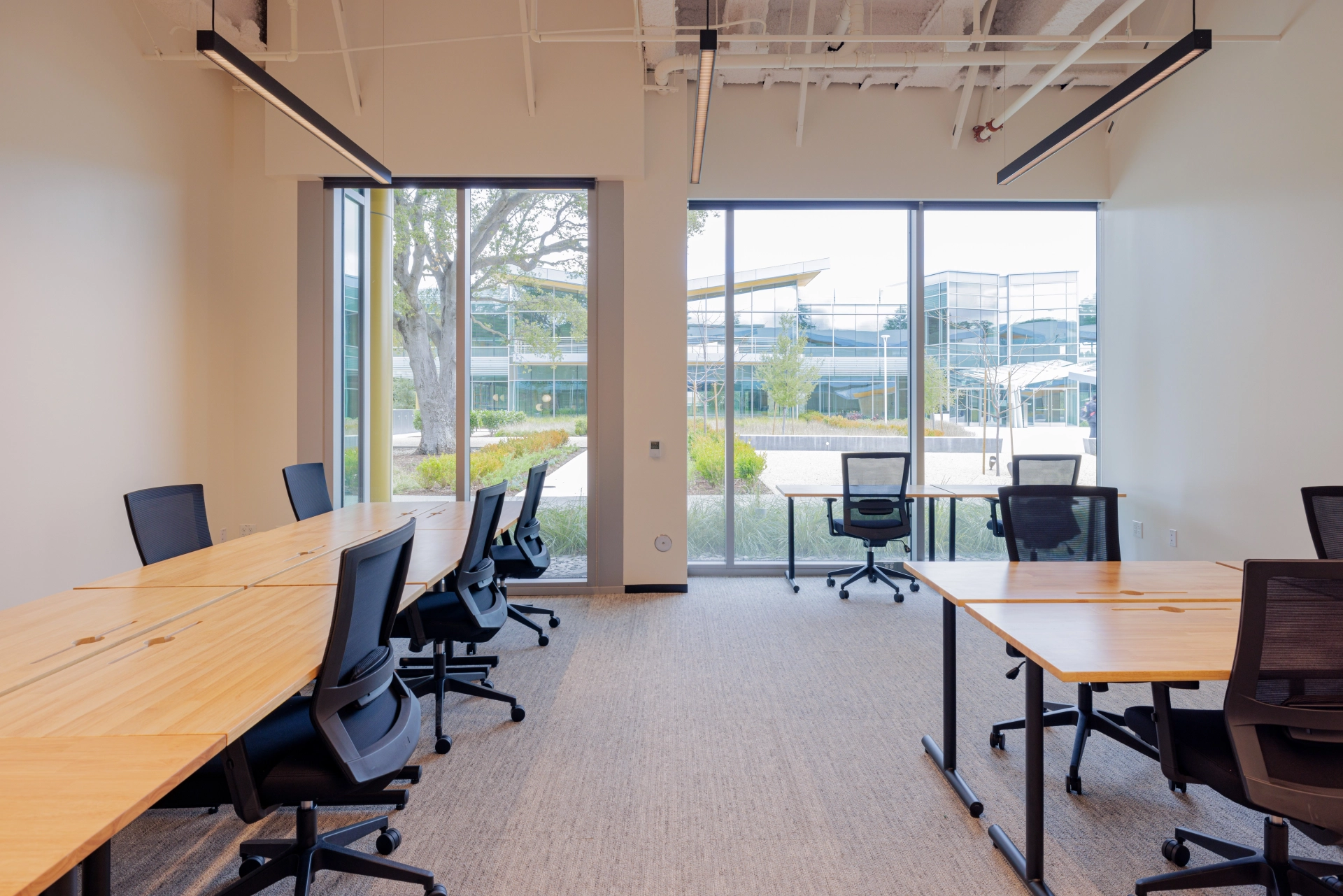 un espace de travail de bureau Palo Alto avec tables et chaises.