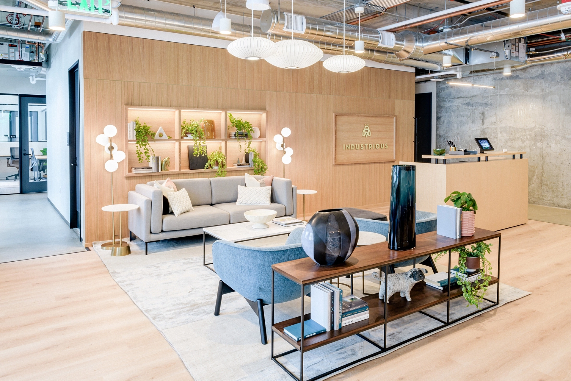 Moderne werkruimtelobby met stijlvol meubilair en decoratieve planten.