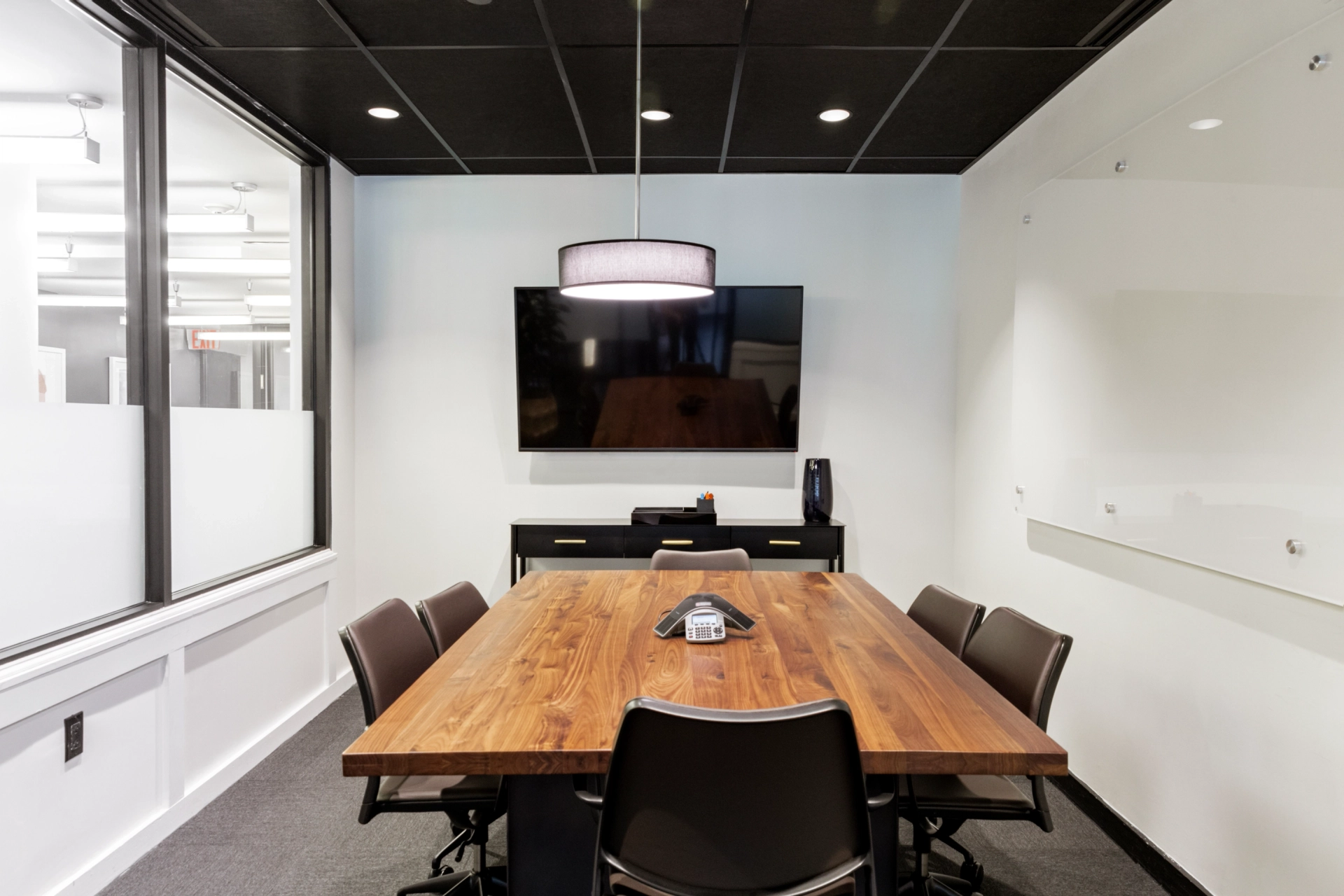 Meeting room at Industrious 261 Madison Ave