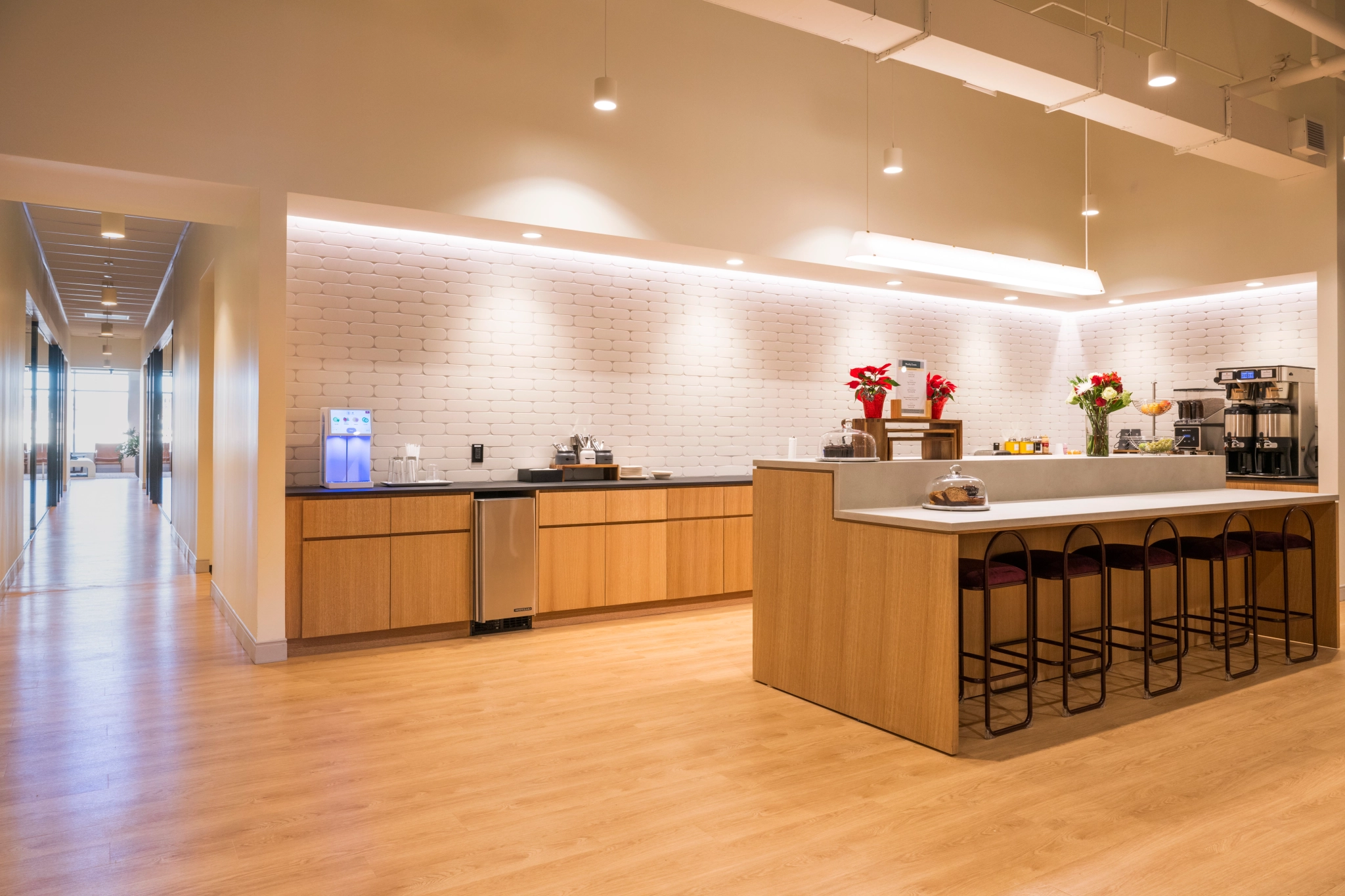 Bureau de coworking Dedham avec parquet dans la salle de réunion.