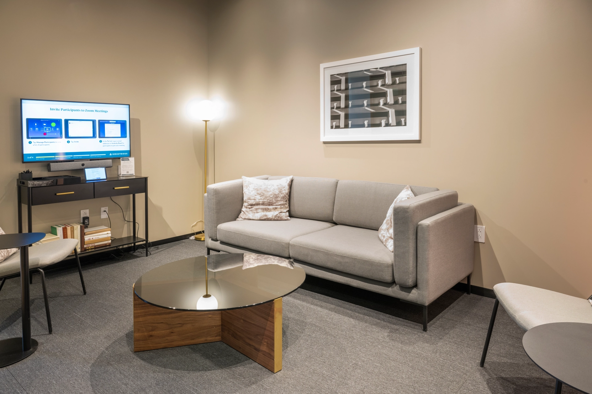 Un espace de bureau de coworking Dedham conçu avec un canapé, une table basse et une télévision dans le salon.