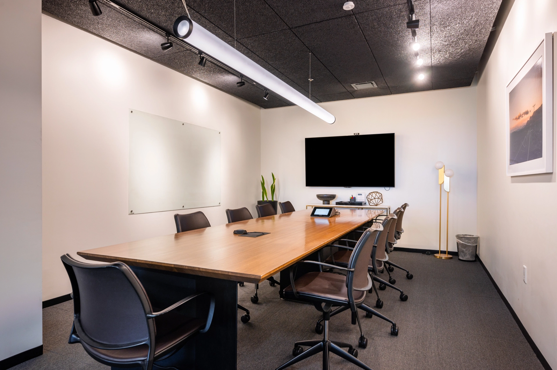 A coworking office in Scottsdale equipped with a large table and chairs for conferences.