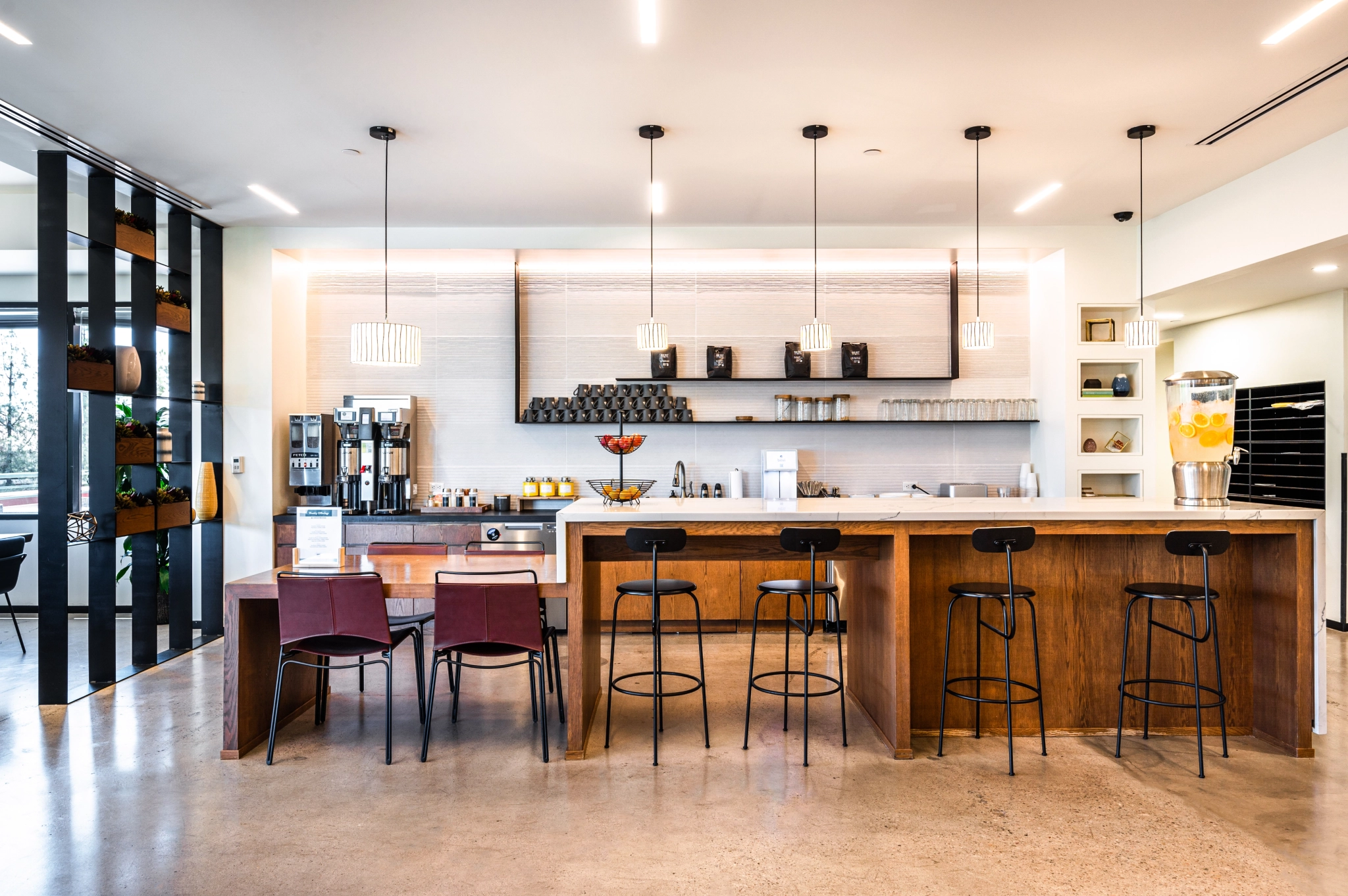 Une cuisine moderne avec des tabourets et un bar située dans un espace de coworking à Scottsdale.